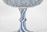 Fruteira Old Berlim de porcelana azul e branca ... - Fruteira Old Berlim de porcelana azul e branca com galeria vazada .