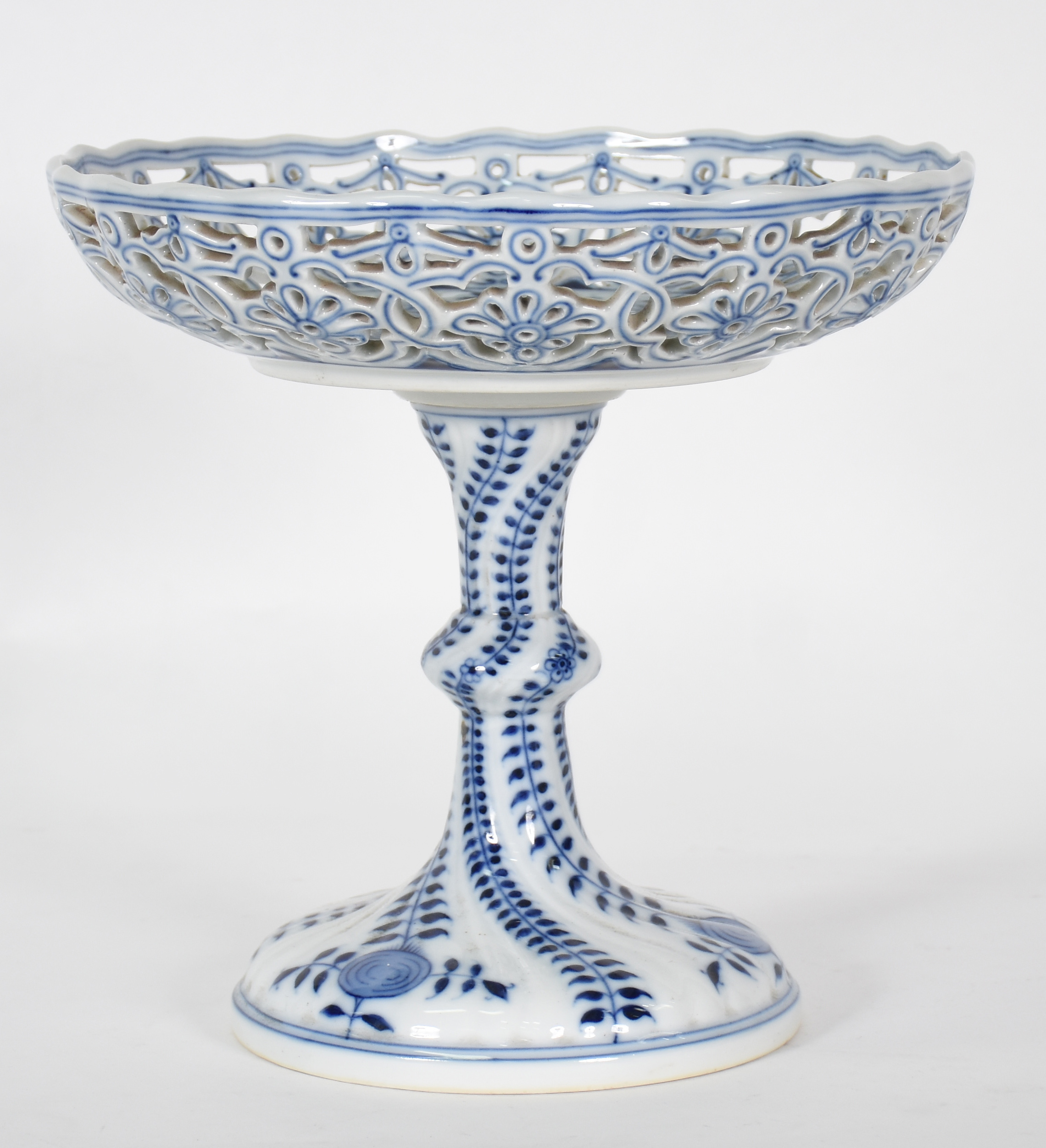 Fruteira Old Berlim de porcelana azul e branca com galeria vazada . - foto 2 de 3