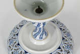 Fruteira Old Berlim de porcelana azul e branca ... - Fruteira Old Berlim de porcelana azul e branca com galeria vazada .