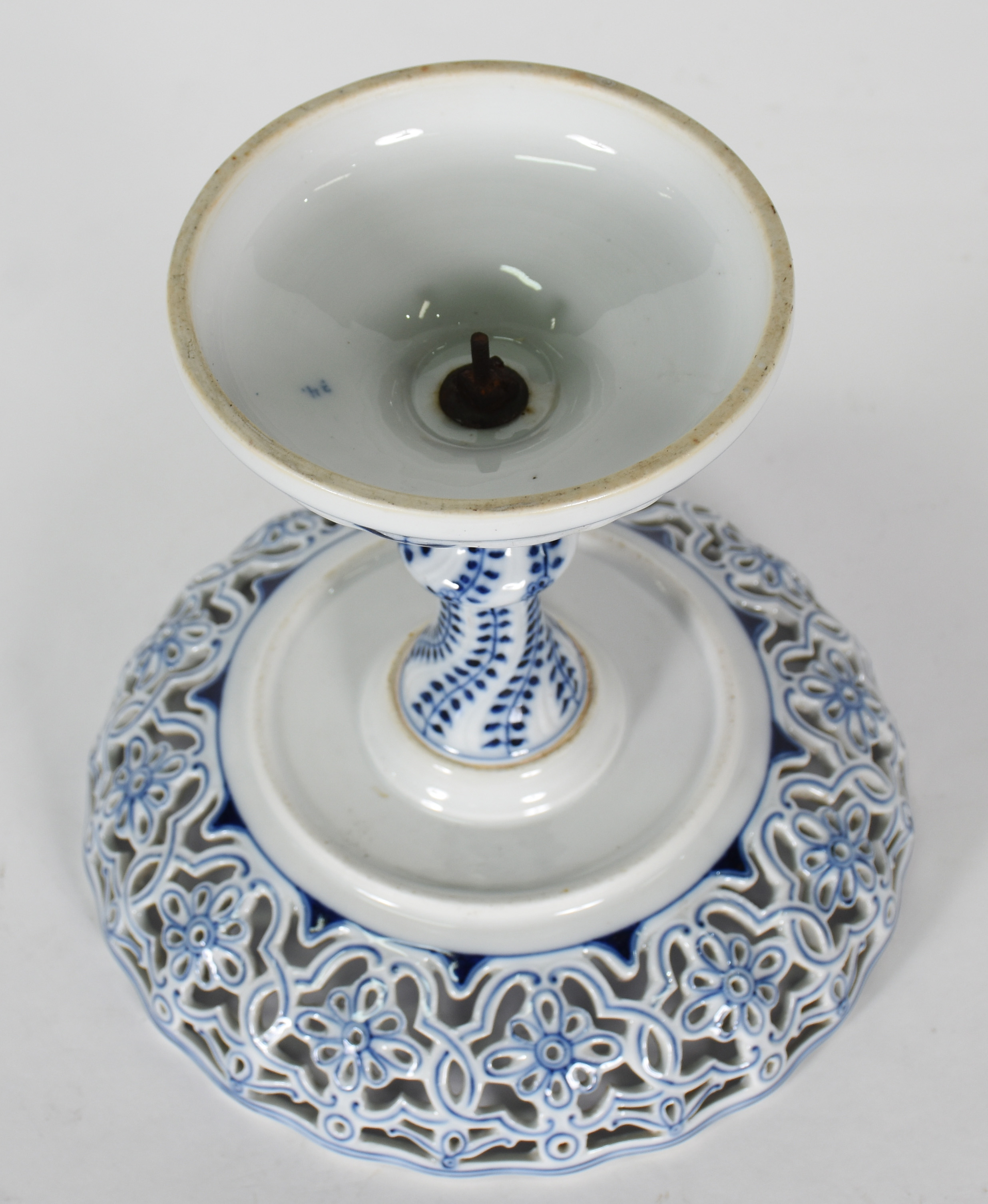Fruteira Old Berlim de porcelana azul e branca com galeria vazada . - foto 3 de 3
