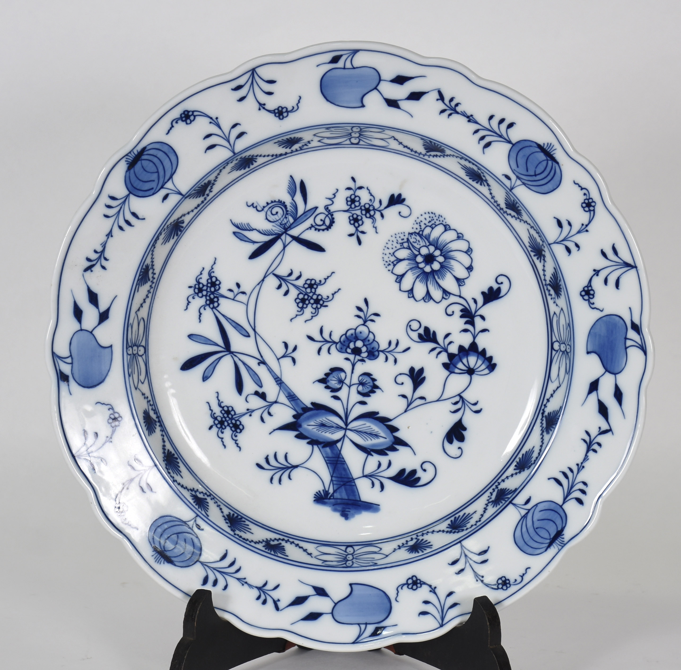 Medalhão de porcelana alemã de Meissen, padrão "cebolinha" em azul e... - foto 1 de 3