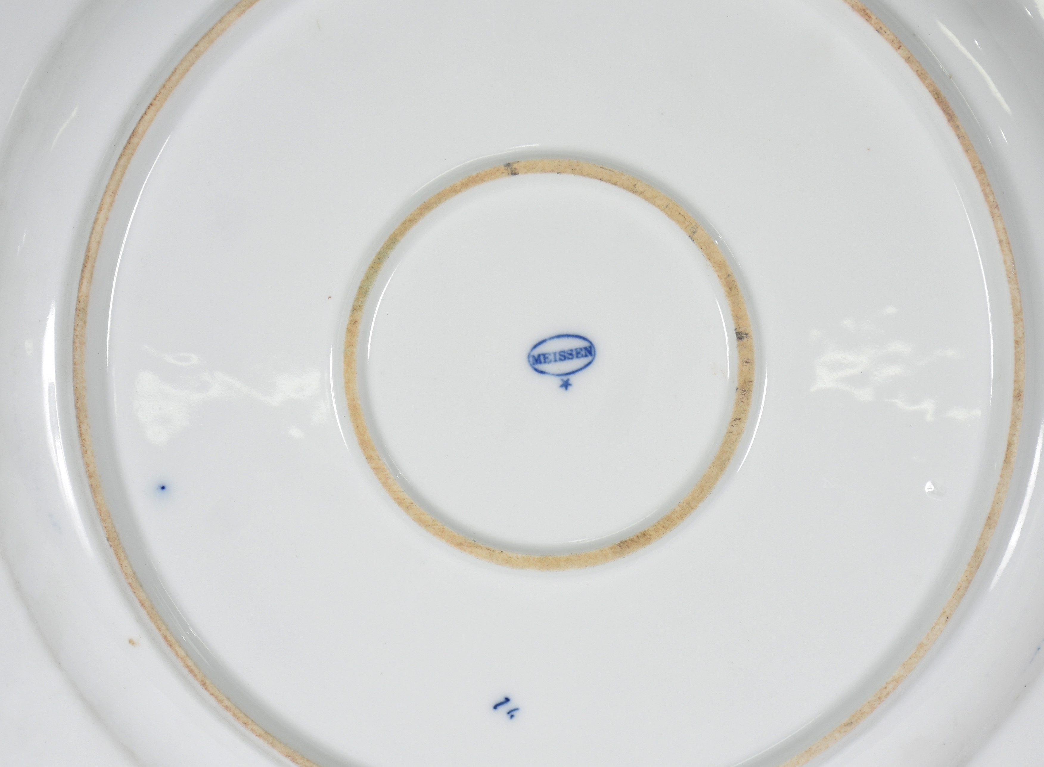 Medalhão de porcelana alemã de Meissen, padrão "cebolinha" em azul e... - foto 2 de 3
