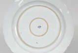 Medalhão de porcelana alemã de Meissen, padrão ... - Medalhão de porcelana alemã de Meissen, padrão "cebolinha" em azul e branco. Marca na base.