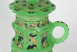 Rara Caneca com tampa de  opalina verde, feitio... - Rara Caneca com tampa de  opalina verde, feitio oitavado, pequena flores esmaltadas em policromia e realces dourados. ( pequeno bicado )