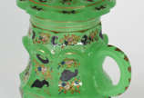 Rara Caneca com tampa de  opalina verde, feitio... - Rara Caneca com tampa de  opalina verde, feitio oitavado, pequena flores esmaltadas em policromia e realces dourados. ( pequeno bicado )