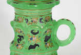 Rara Caneca com tampa de  opalina verde, feitio... - Rara Caneca com tampa de  opalina verde, feitio oitavado, pequena flores esmaltadas em policromia e realces dourados. ( pequeno bicado )