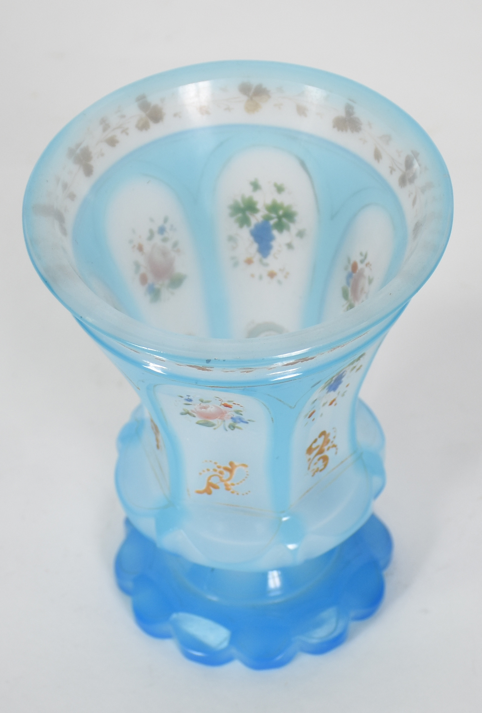 Raro Goblet de opalina azul com pequenas flores em policromia e... - foto 3 de 4