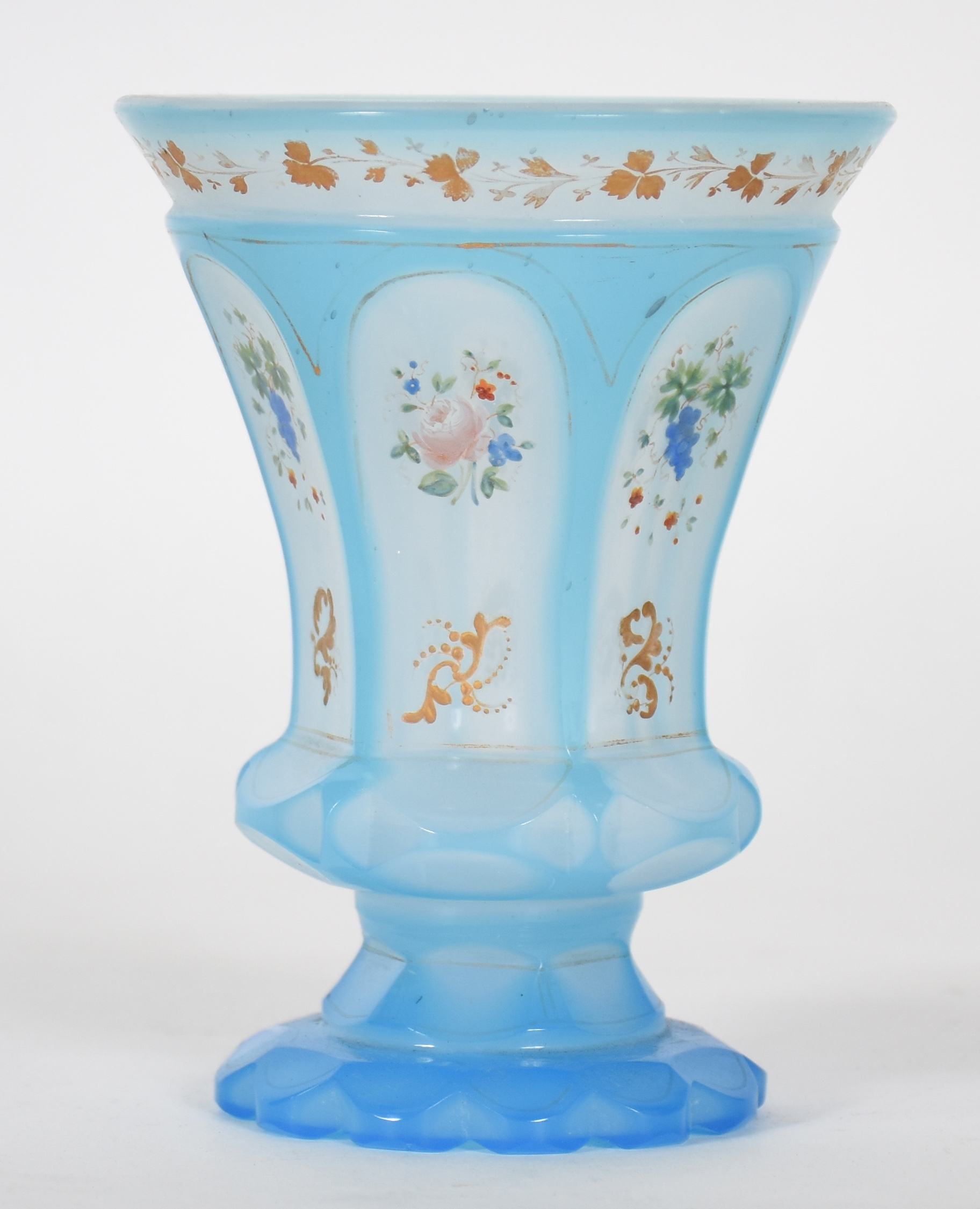 Raro Goblet de opalina azul com pequenas flores em policromia e... - foto 2 de 4