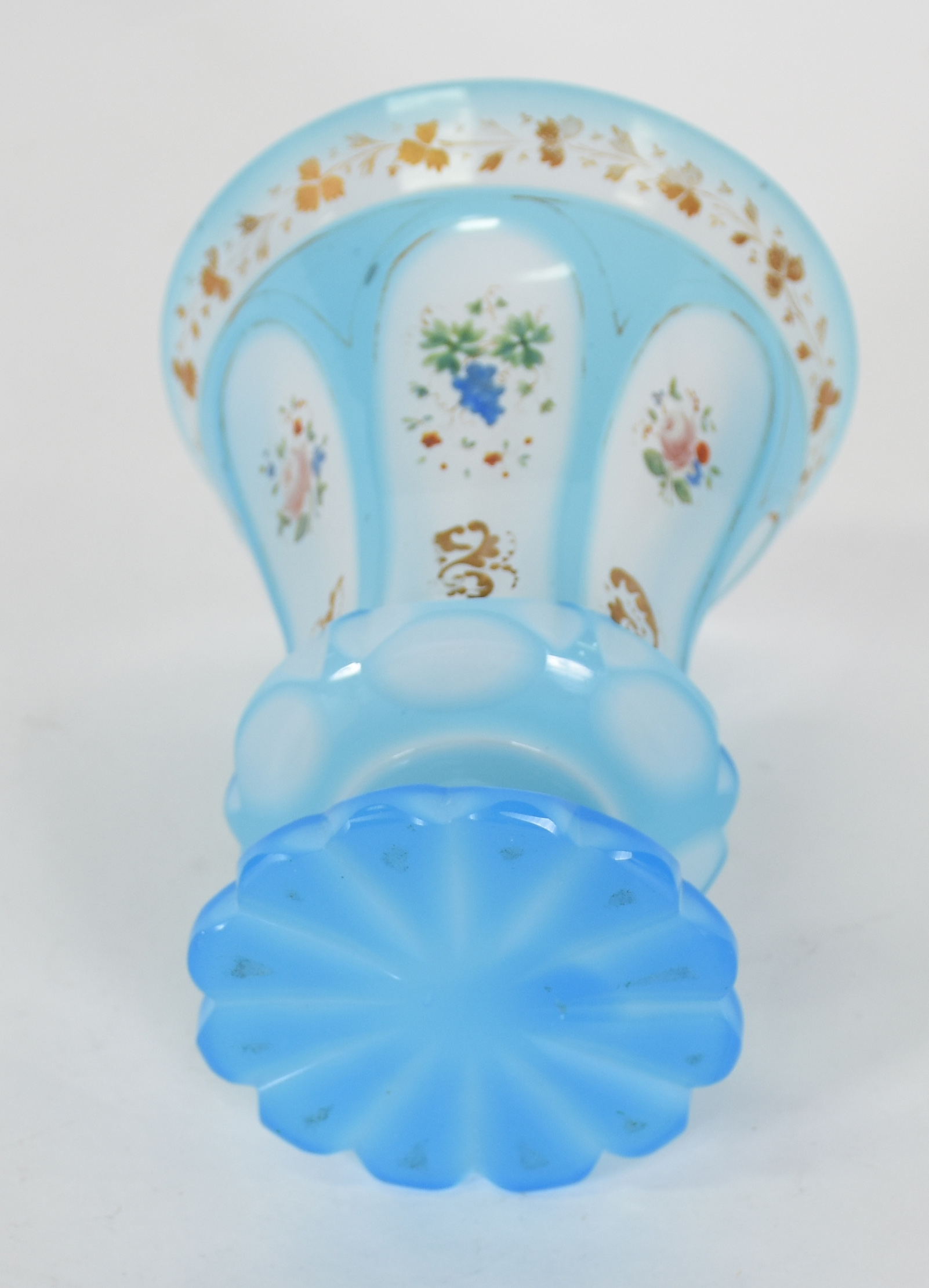Raro Goblet de opalina azul com pequenas flores em policromia e... - foto 4 de 4