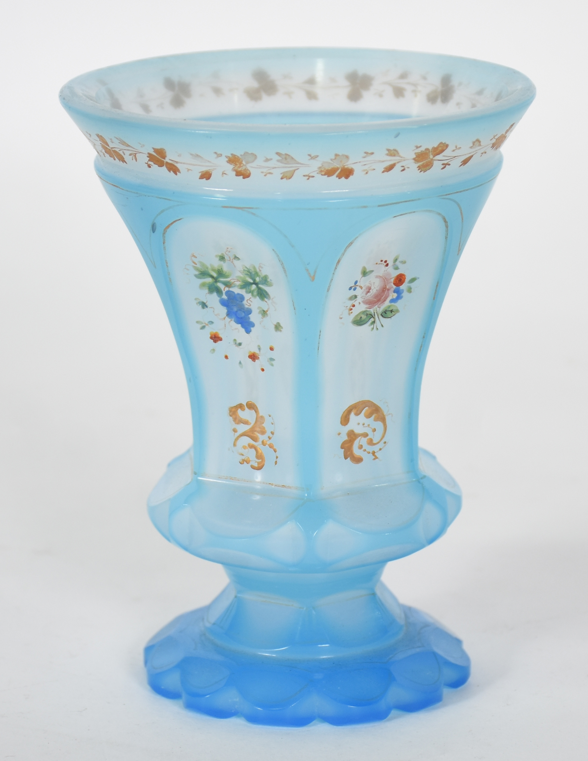 Raro Goblet de opalina azul com pequenas flores em policromia e... - foto 1 de 4