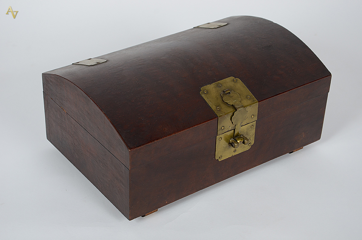 Caixa chinesa de madeira com detalhe dourado. Medidas 35 x 23 cm e... - foto 1 de 2