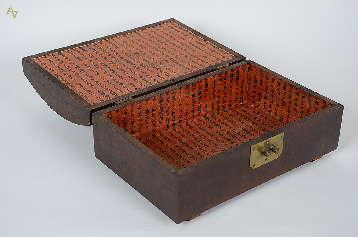 Caixa chinesa de madeira com detalhe dourado. Medidas 35 x 23 cm e... - foto 2 de 2