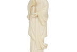 Escultura de marfim representando figura femini... - Escultura de marfim representando figura feminina com pequeno cajado, base de madeira. Medida base 6 x 4 cm e altura 21 cm.
