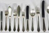 Faqueiro de prata contrastada,  composto de : 1... - Faqueiro de prata contrastada,  composto de : 13 facas ,15 garfos, 17 colheres grandes ; 7 facas , 11 garfos ,5 colheres de sobremesa ; 36 facas...