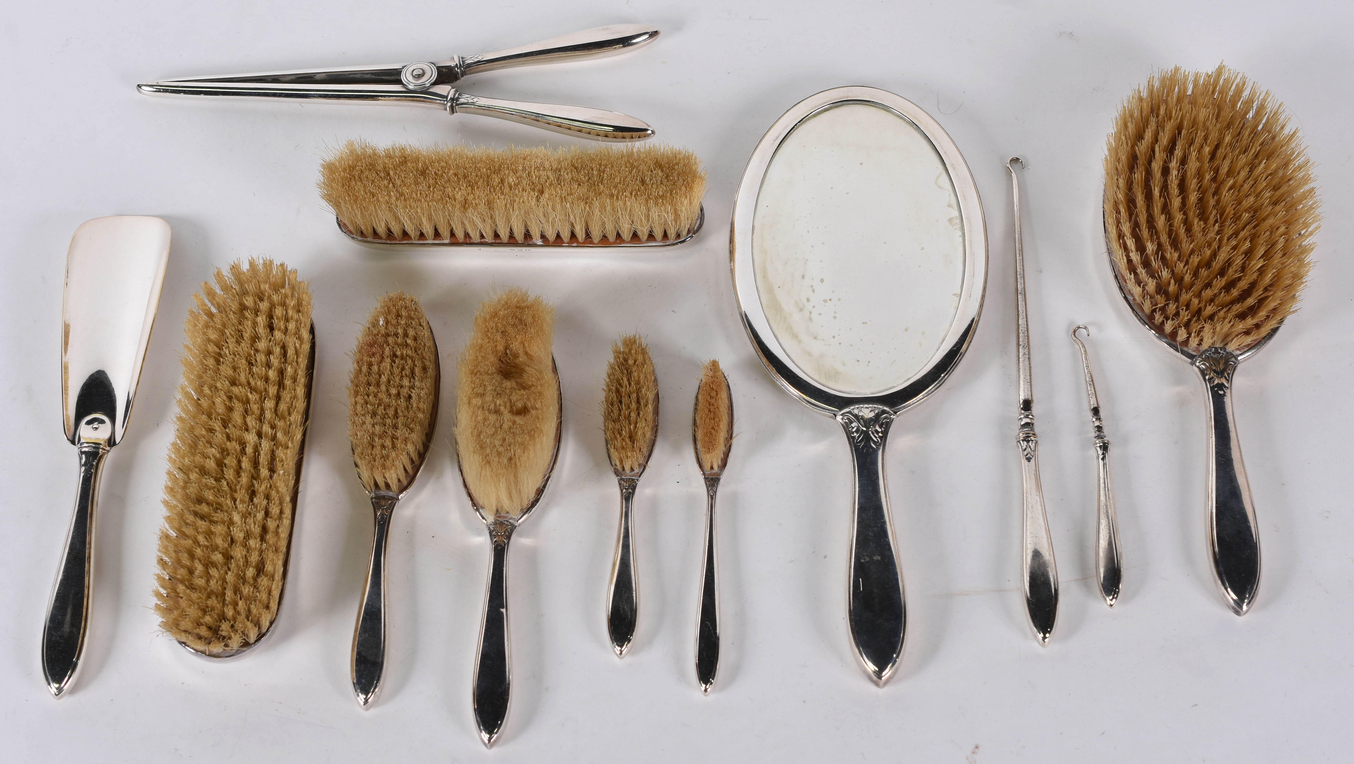 Serviço de toillete de metal , sendo : 5 escovas, 1 escova para roupa... - foto 1 de 4