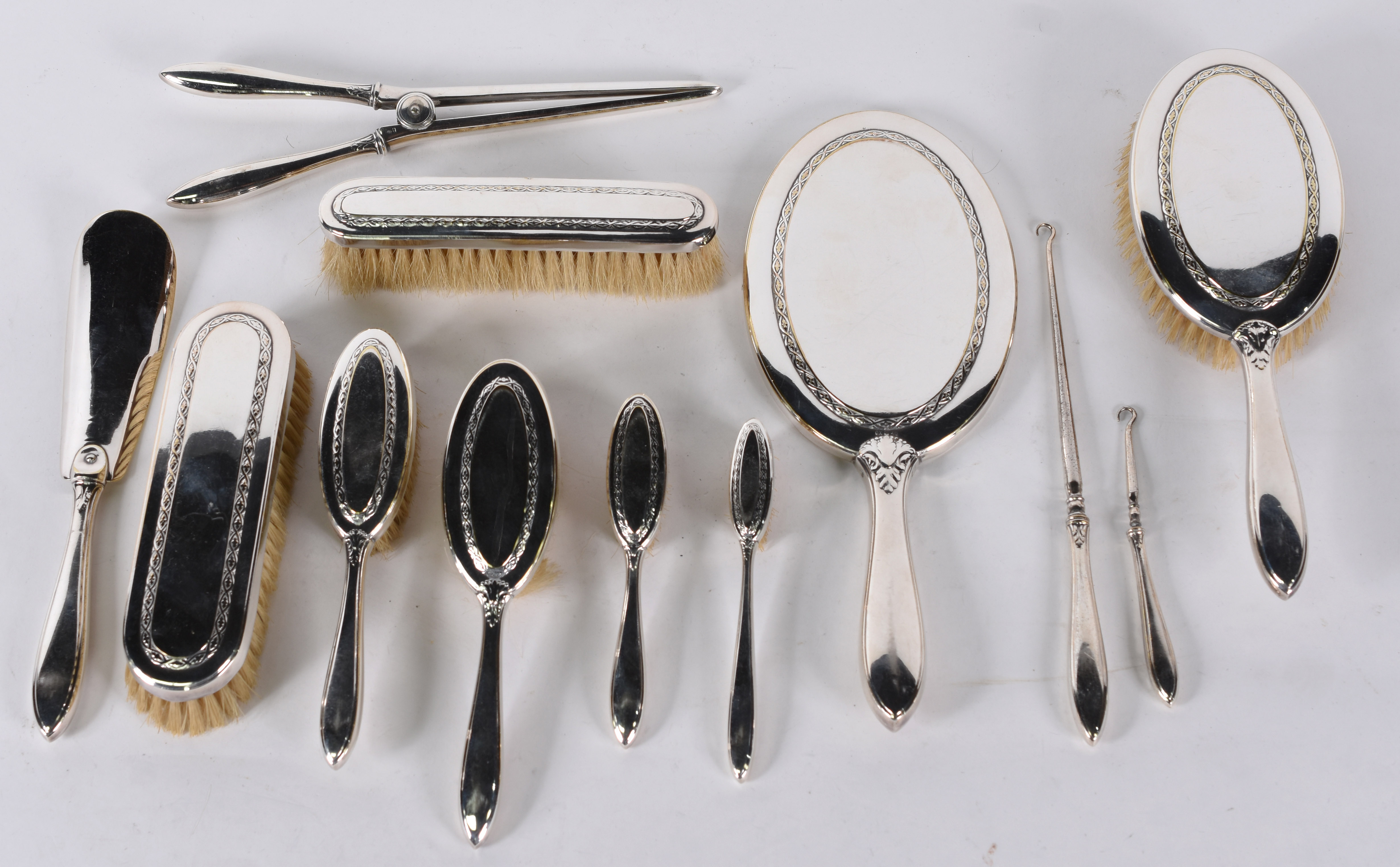 Serviço de toillete de metal , sendo : 5 escovas, 1 escova para roupa... - foto 2 de 4