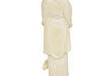Escultura de marfim representando figura femini... - Escultura de marfim representando figura feminina com pequeno cajado, base de madeira. Medida base 6 x 4 cm e altura 21 cm.