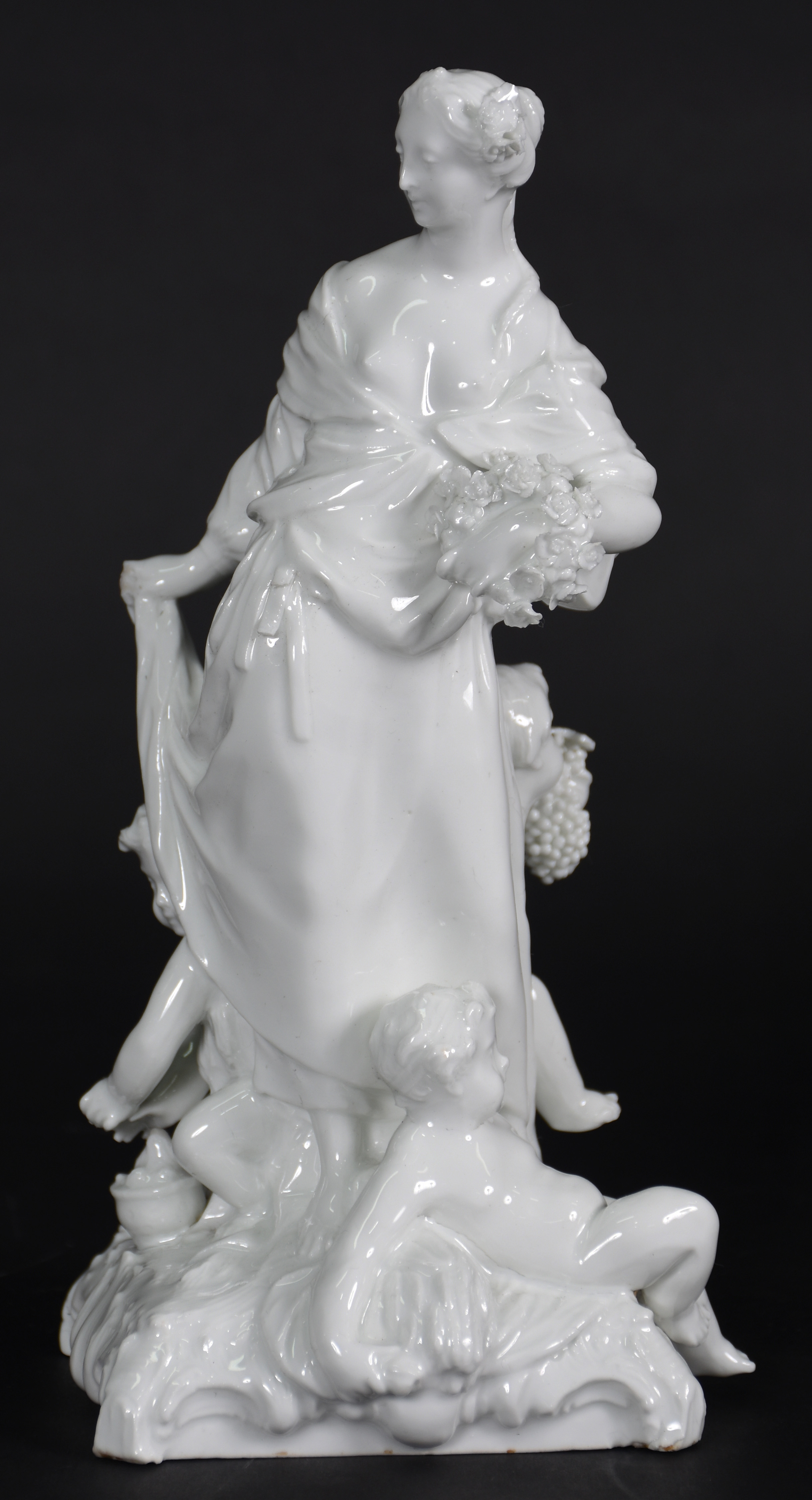 Estatueta de porcelana Old Berlim representando moça com cupidos e... - foto 1 de 7