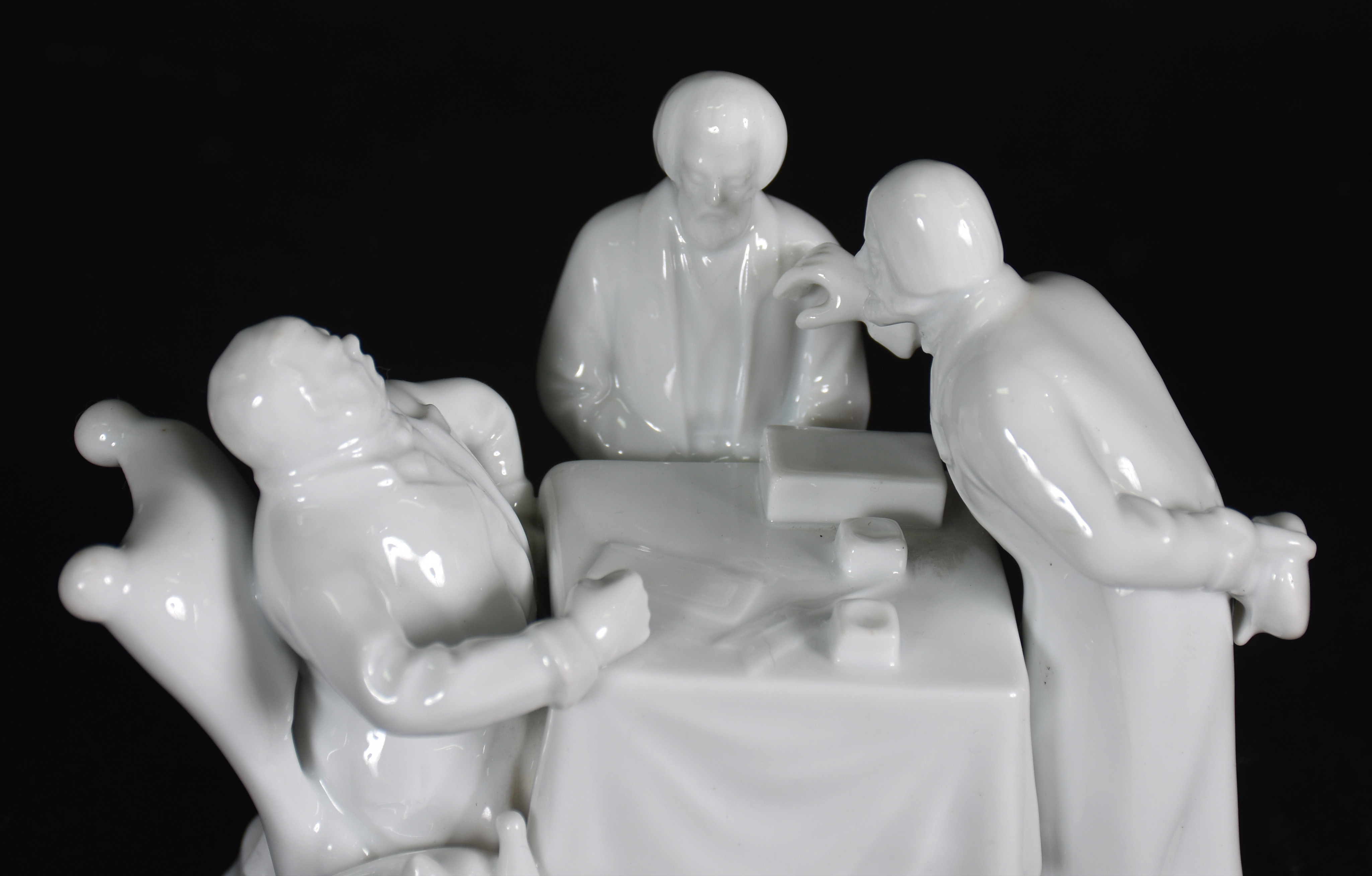 Grupo escultórico de porcelana europeia branca com 3 figuras... - foto 2 de 6