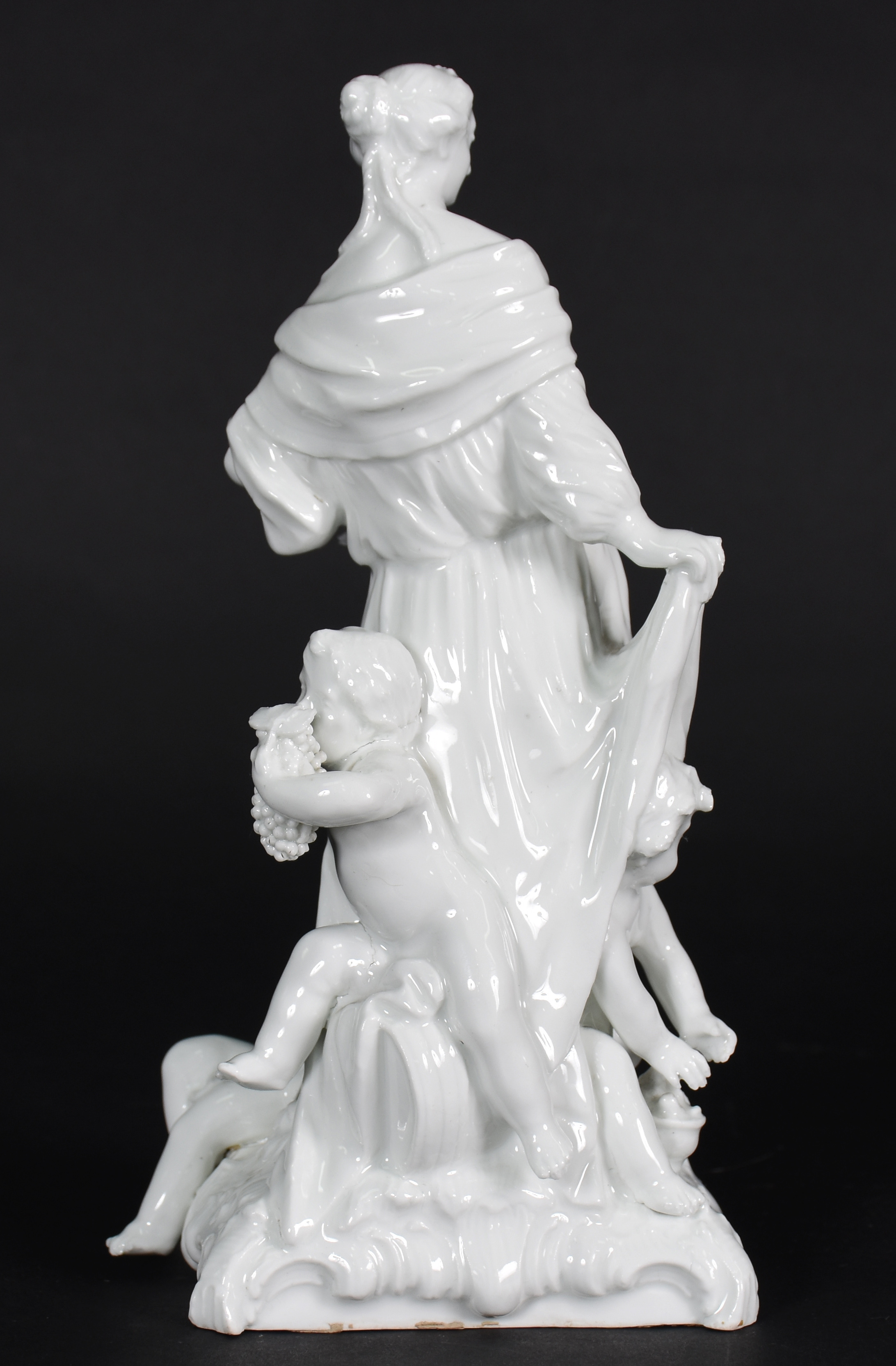 Estatueta de porcelana Old Berlim representando moça com cupidos e... - foto 4 de 7