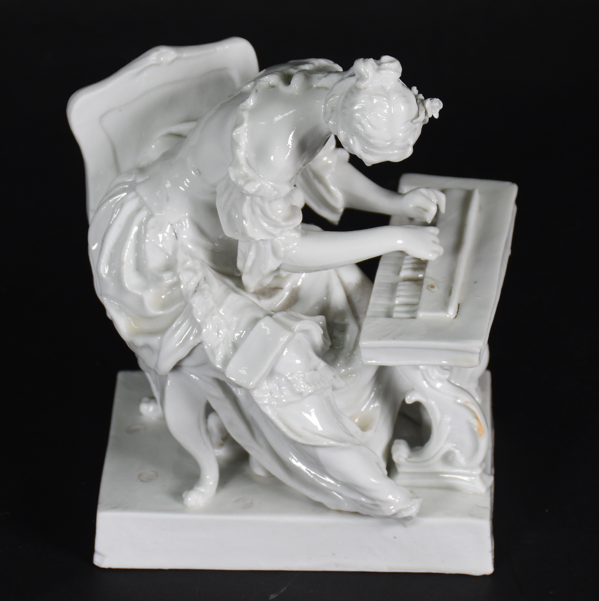 Estatueta de porcelana europeia branca representando " moça tocando... - foto 1 de 5
