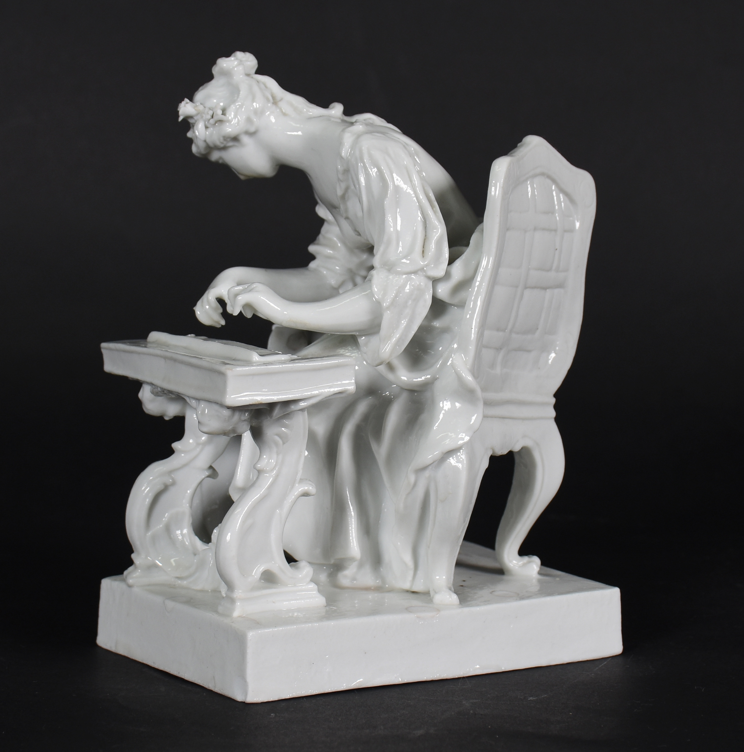 Estatueta de porcelana europeia branca representando " moça tocando... - foto 2 de 5