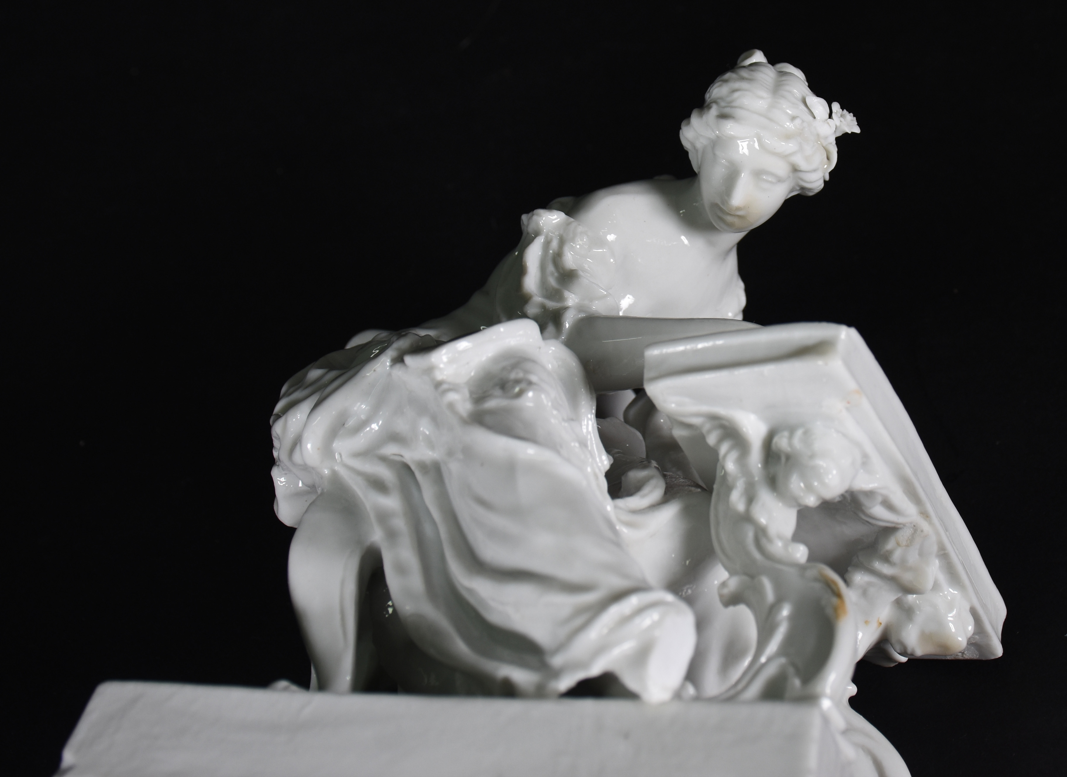 Estatueta de porcelana europeia branca representando " moça tocando... - foto 3 de 5