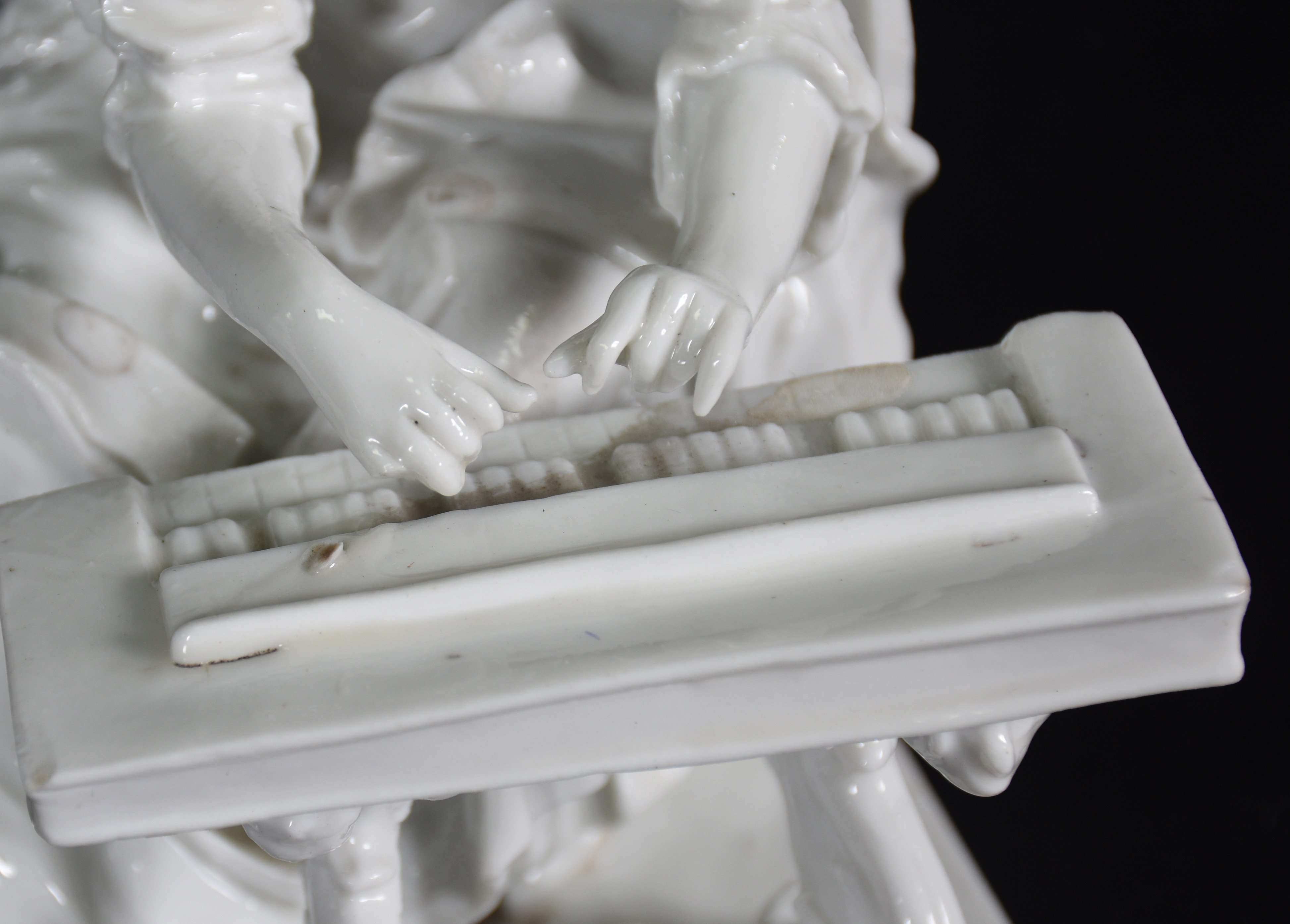 Estatueta de porcelana europeia branca representando " moça tocando... - foto 4 de 5