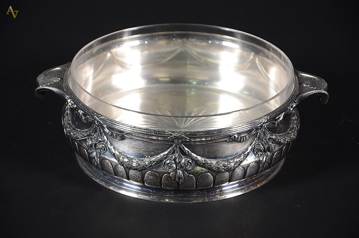 Bowl de vidro e base de metal com guirlandas florais. Altura 10 cm e...