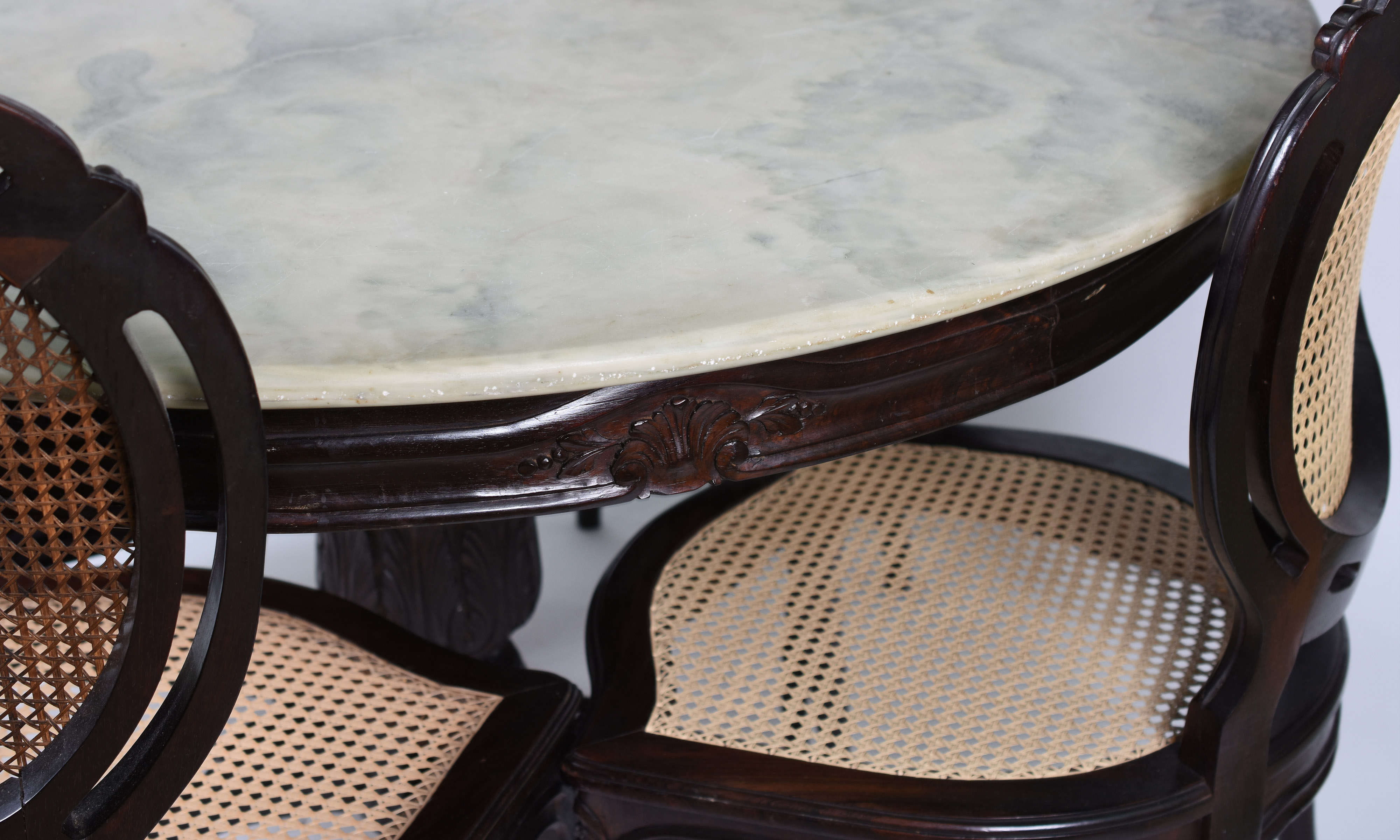 Mesa de jantar com tampo de mármore , acompanham 4 cadeiras medalhão... - foto 4 de 9