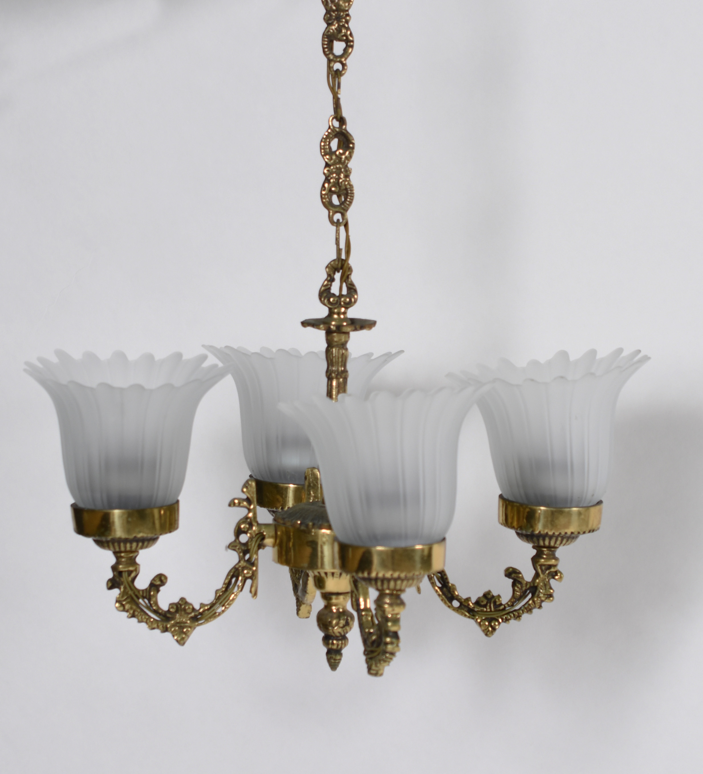 Lustre para 4 luzes de metal dourado com mangas de vidro fosco. - foto 1 de 3