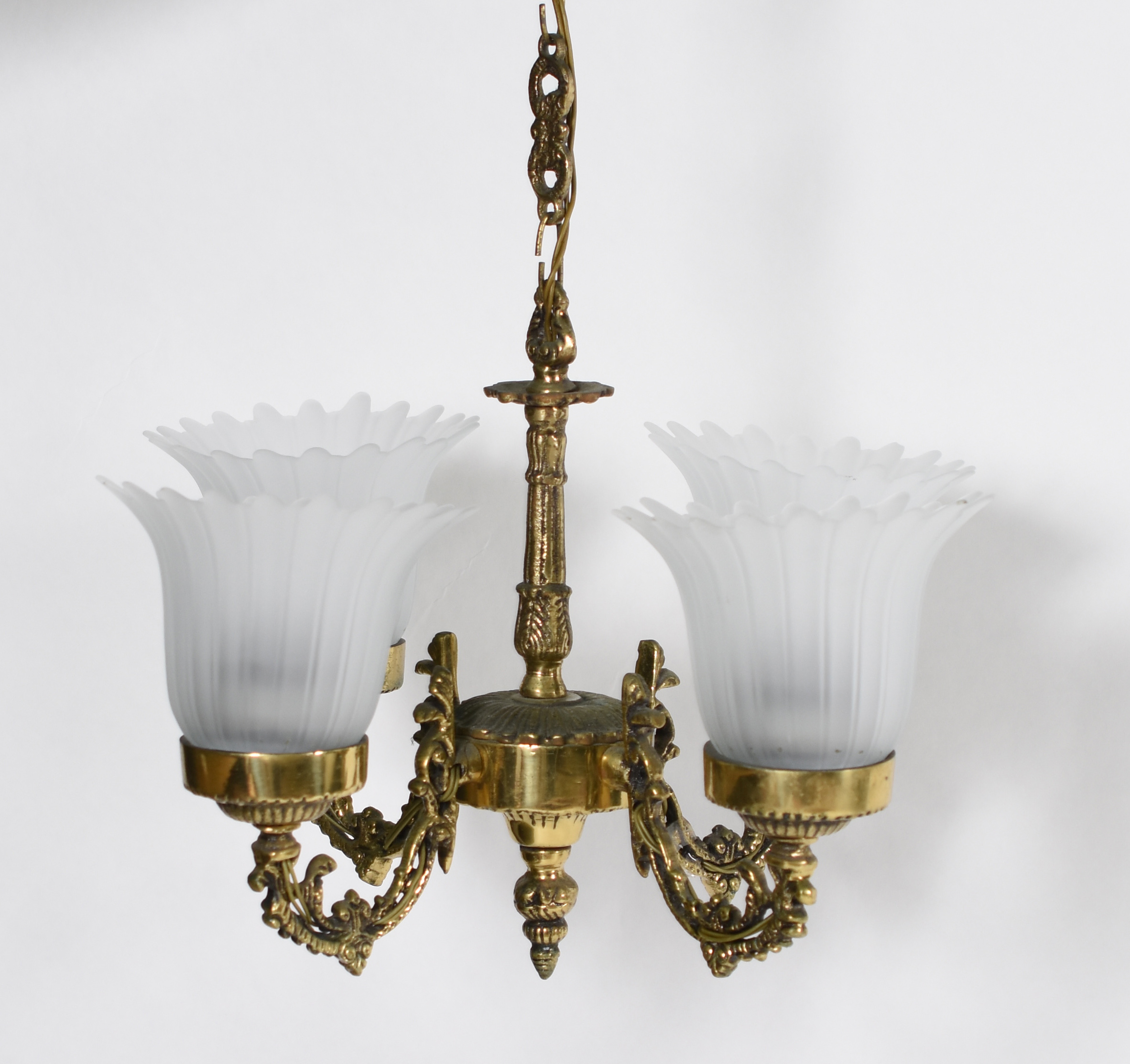 Lustre para 4 luzes de metal dourado com mangas de vidro fosco. - foto 2 de 3