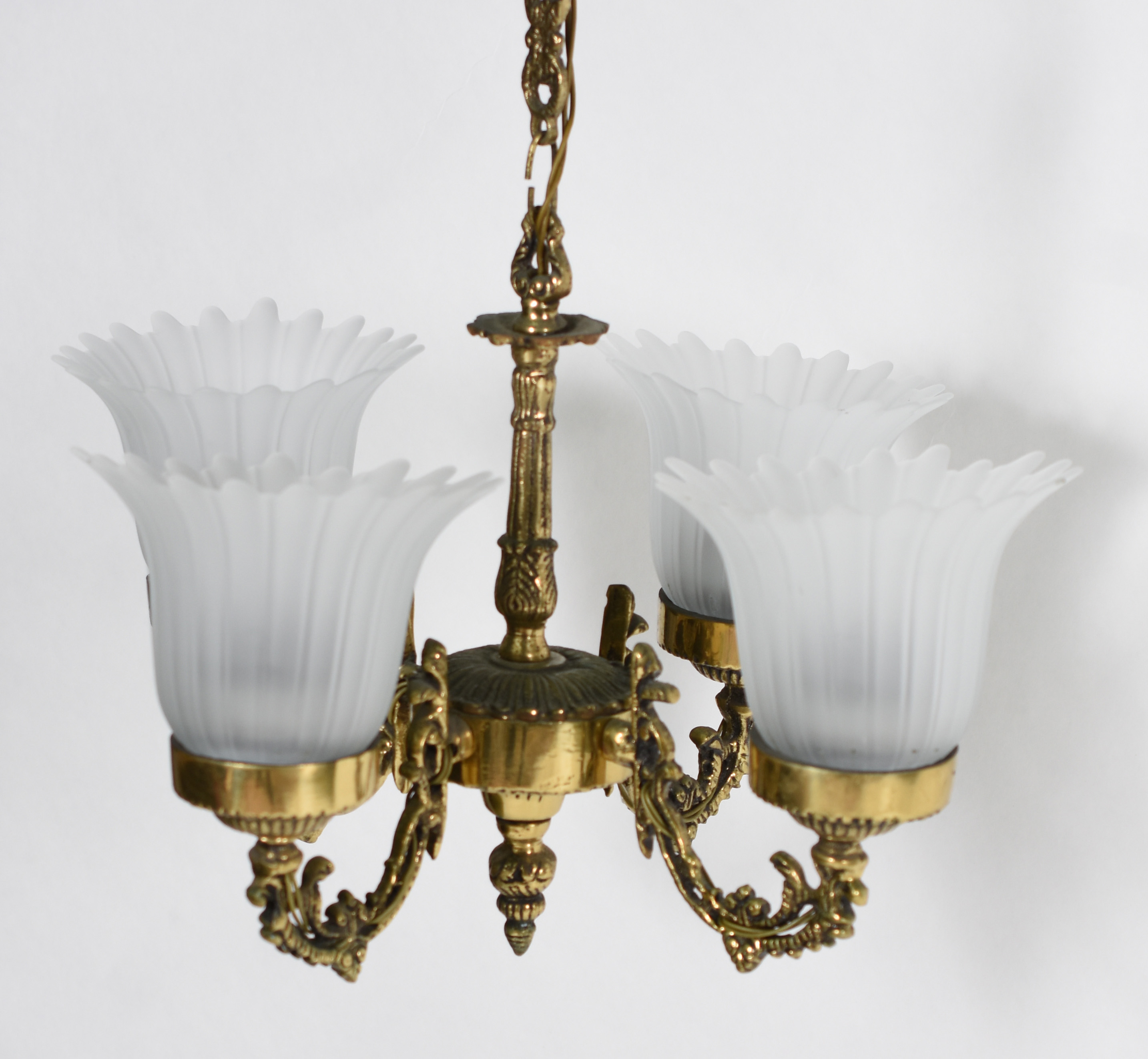 Lustre para 4 luzes de metal dourado com mangas de vidro fosco. - foto 3 de 3