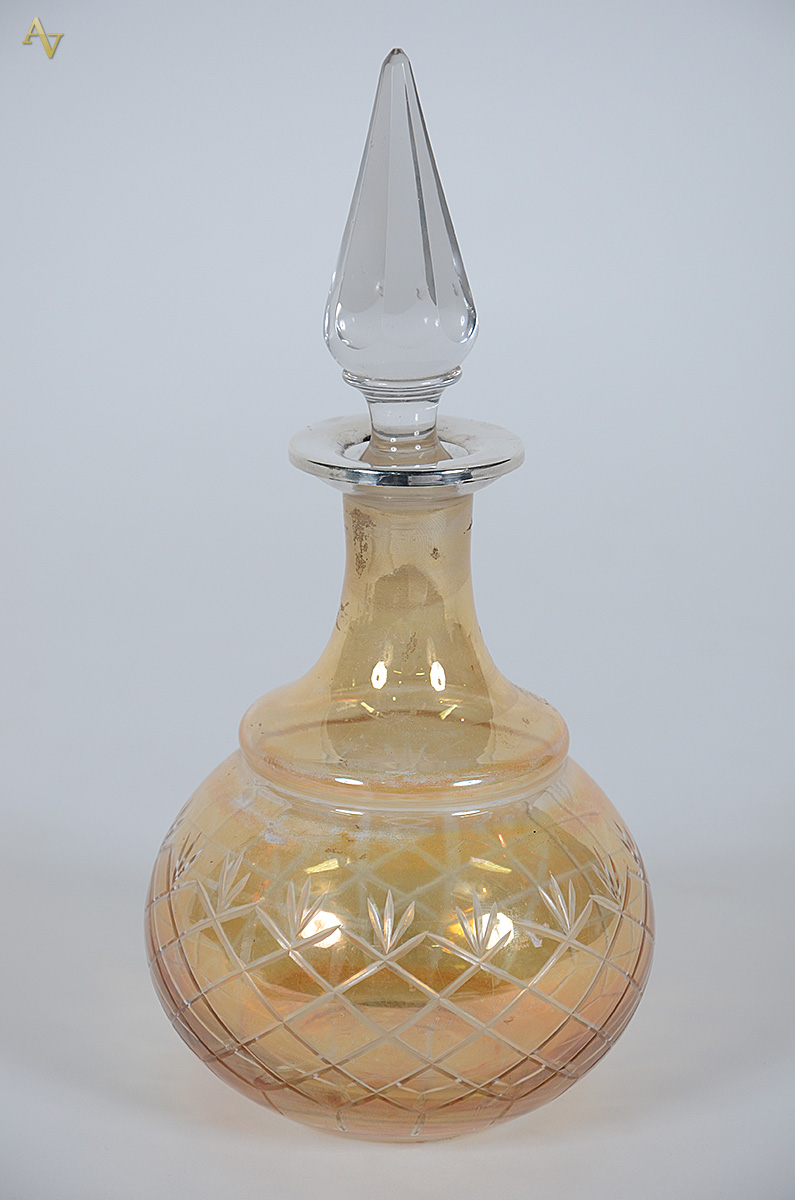 Licoreira de cristal na cor amarela com bocal de prata. Altura 28 cm.