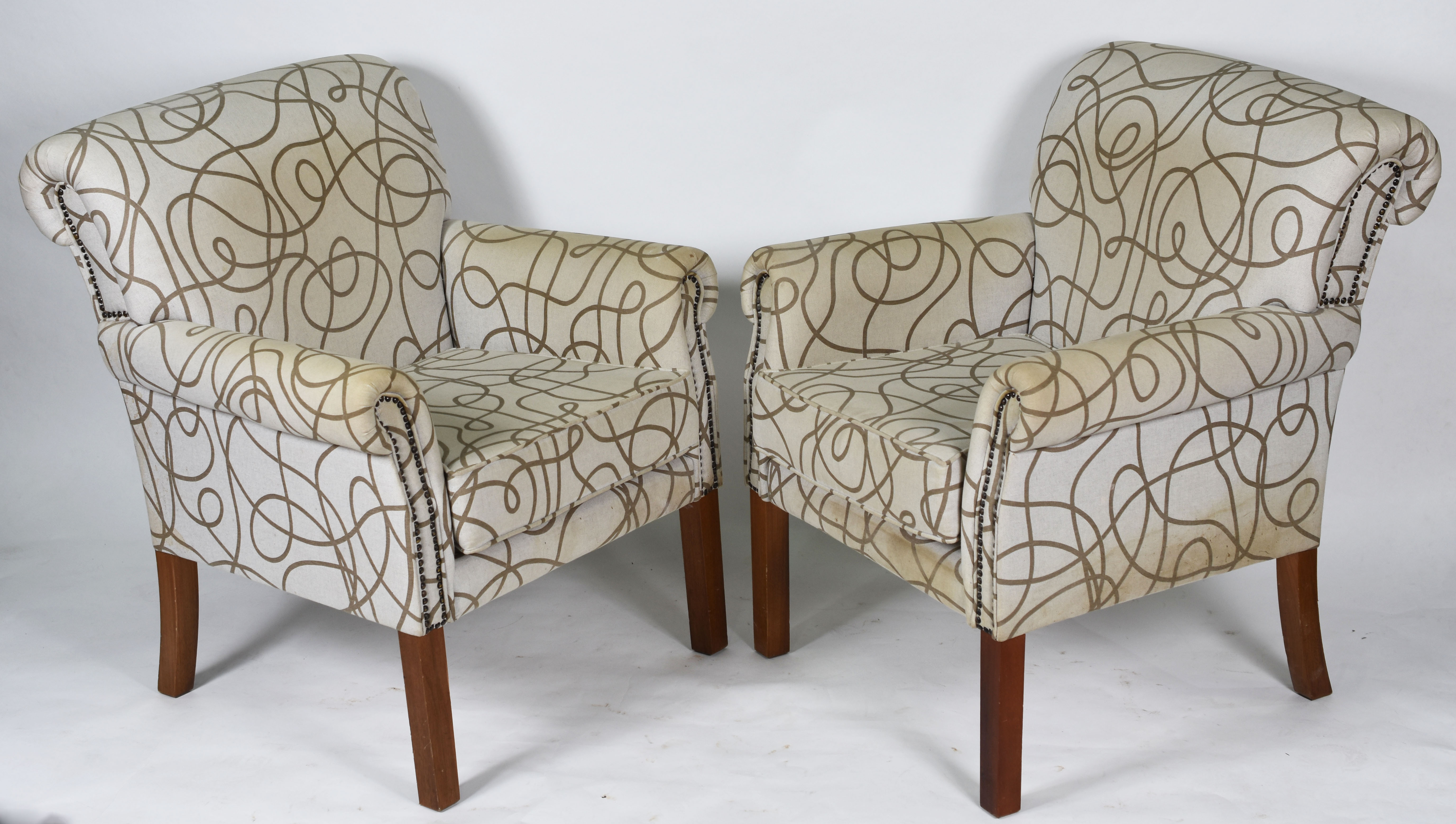 Par de poltronas estofadas e forradas com tecido estampado bege... - foto 1 de 3