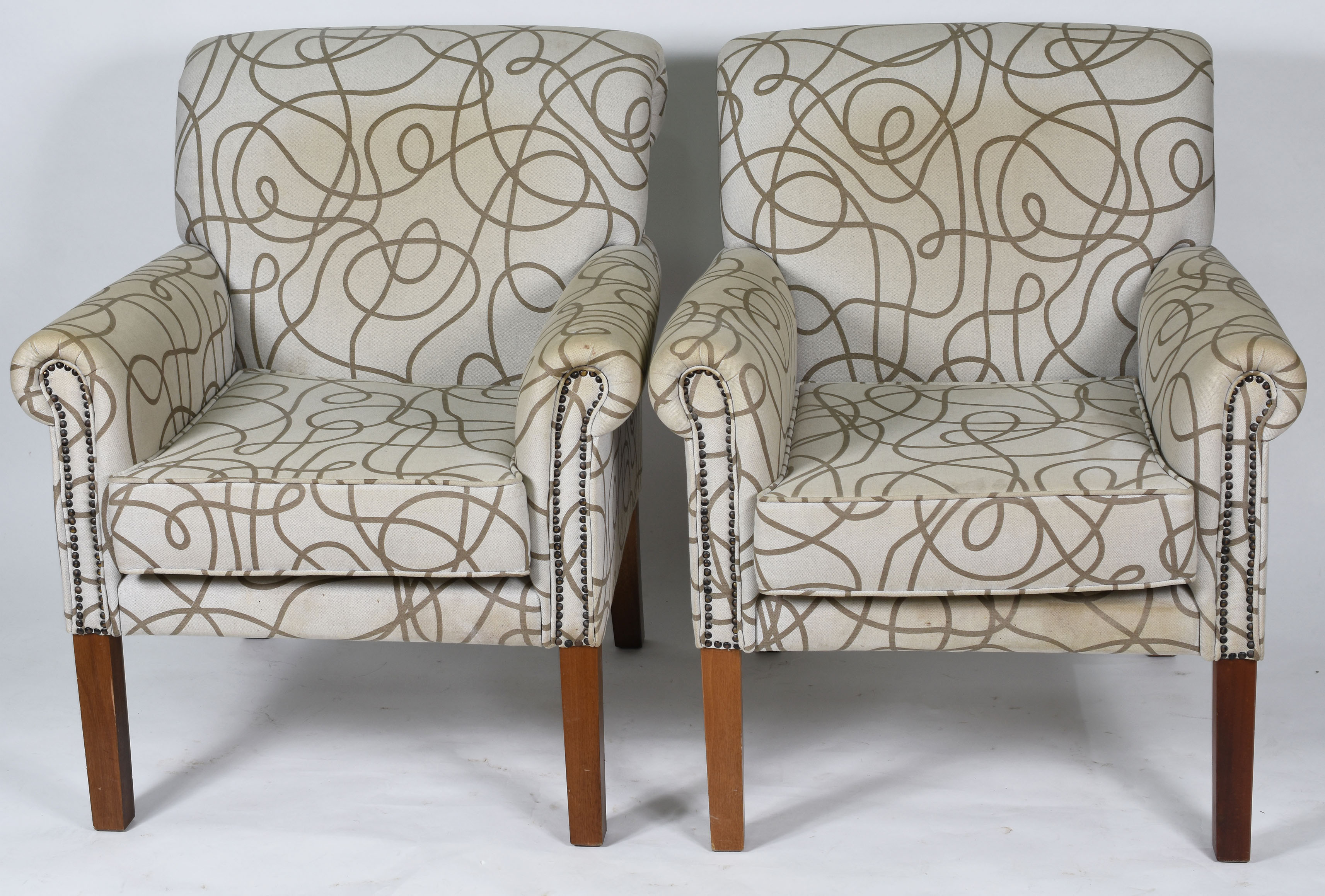 Par de poltronas estofadas e forradas com tecido estampado bege... - foto 2 de 3