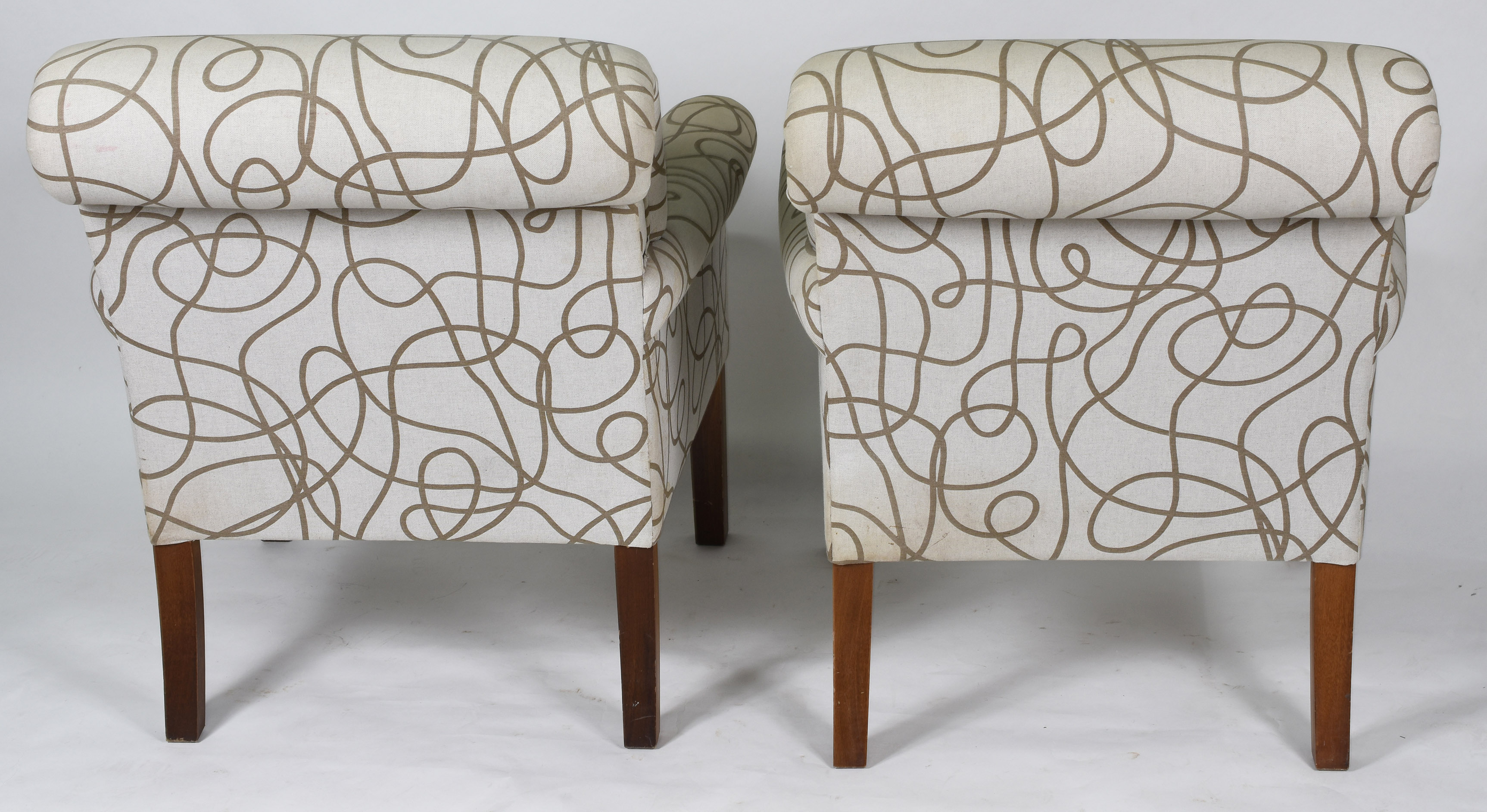 Par de poltronas estofadas e forradas com tecido estampado bege... - foto 3 de 3