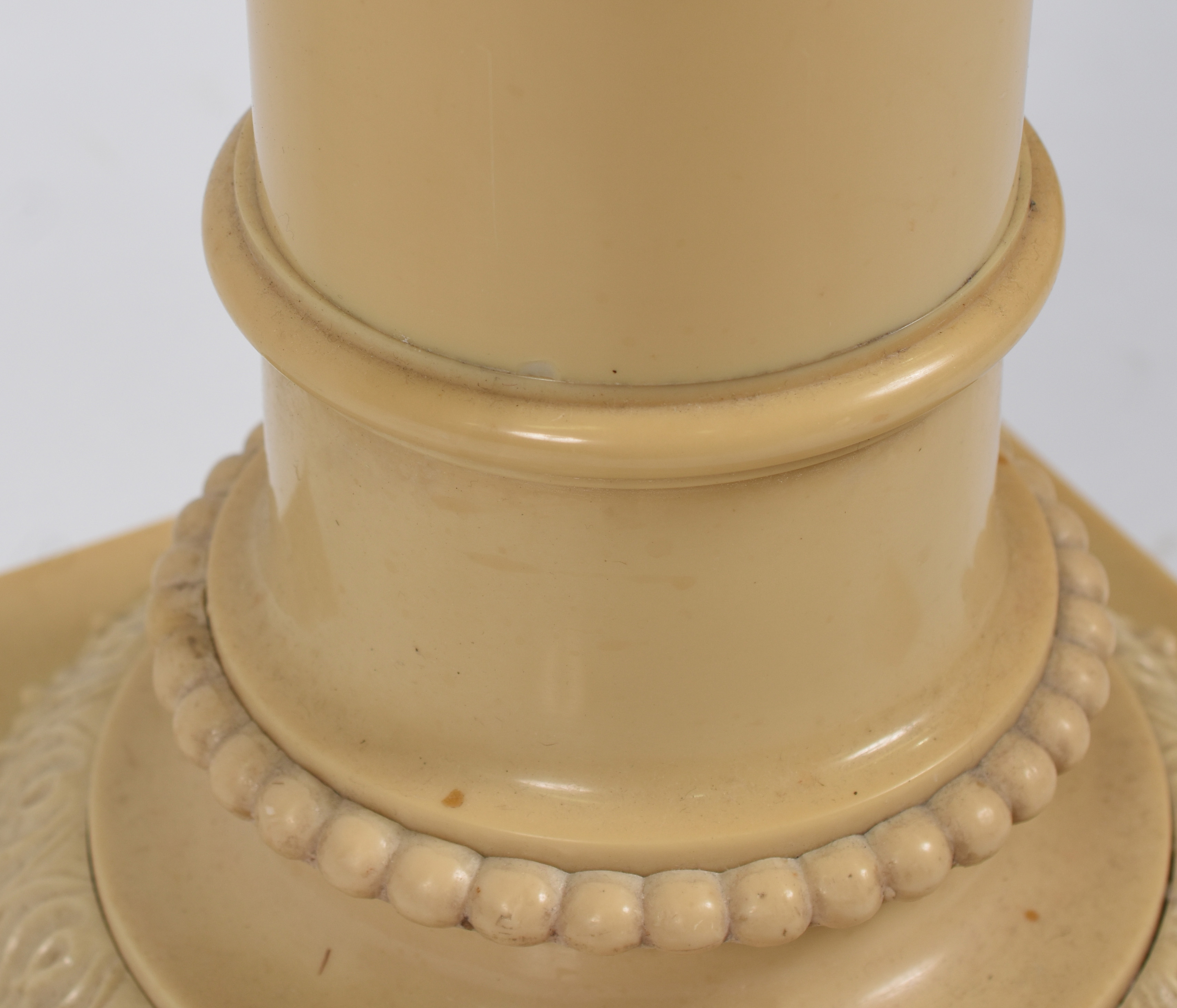 Coluna de resina bege com detalhes em metal. - foto 4 de 4