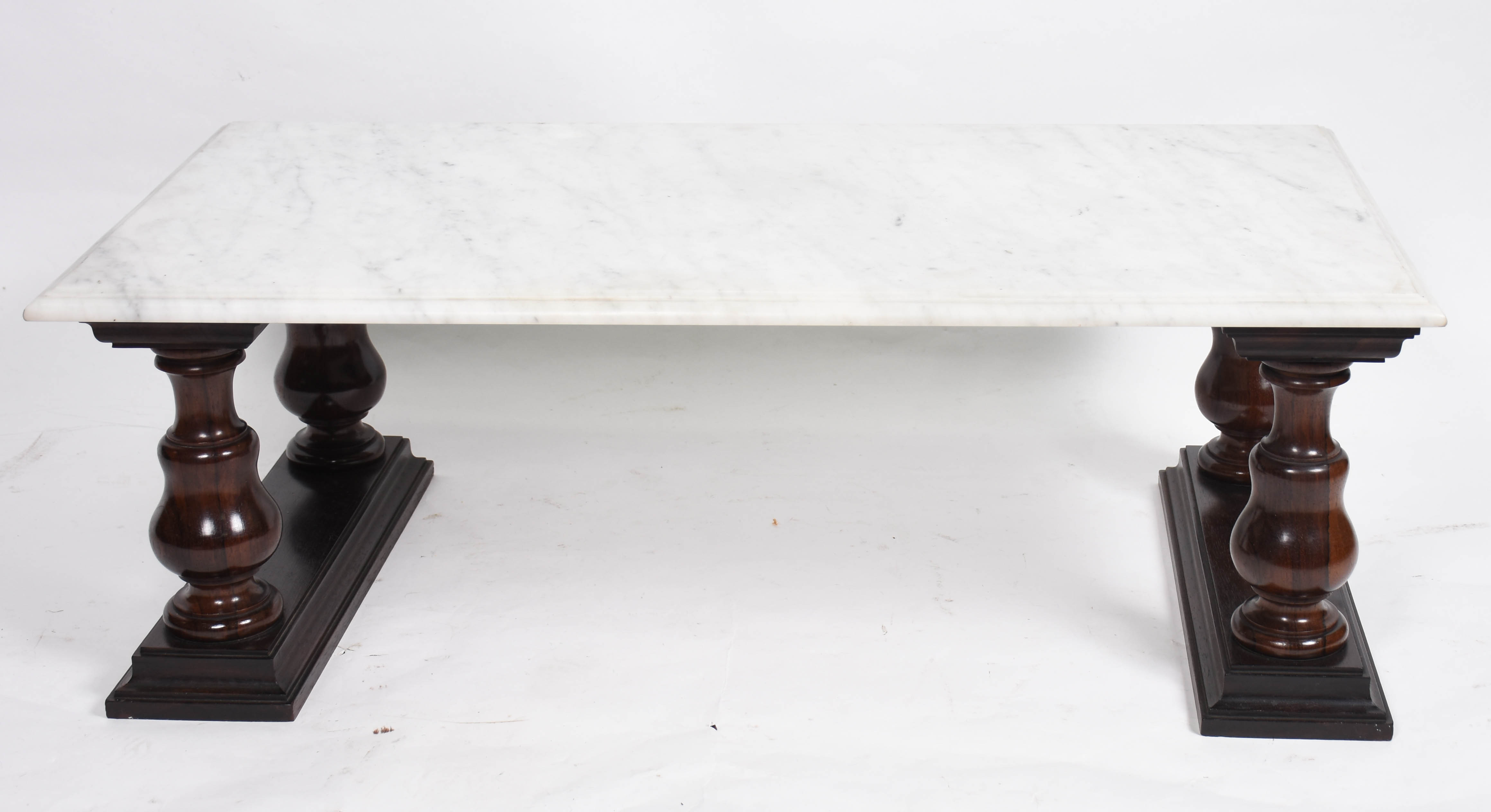 Mesa de centro , base com 4 colunas de madeira torneada e tampo de... - foto 1 de 2