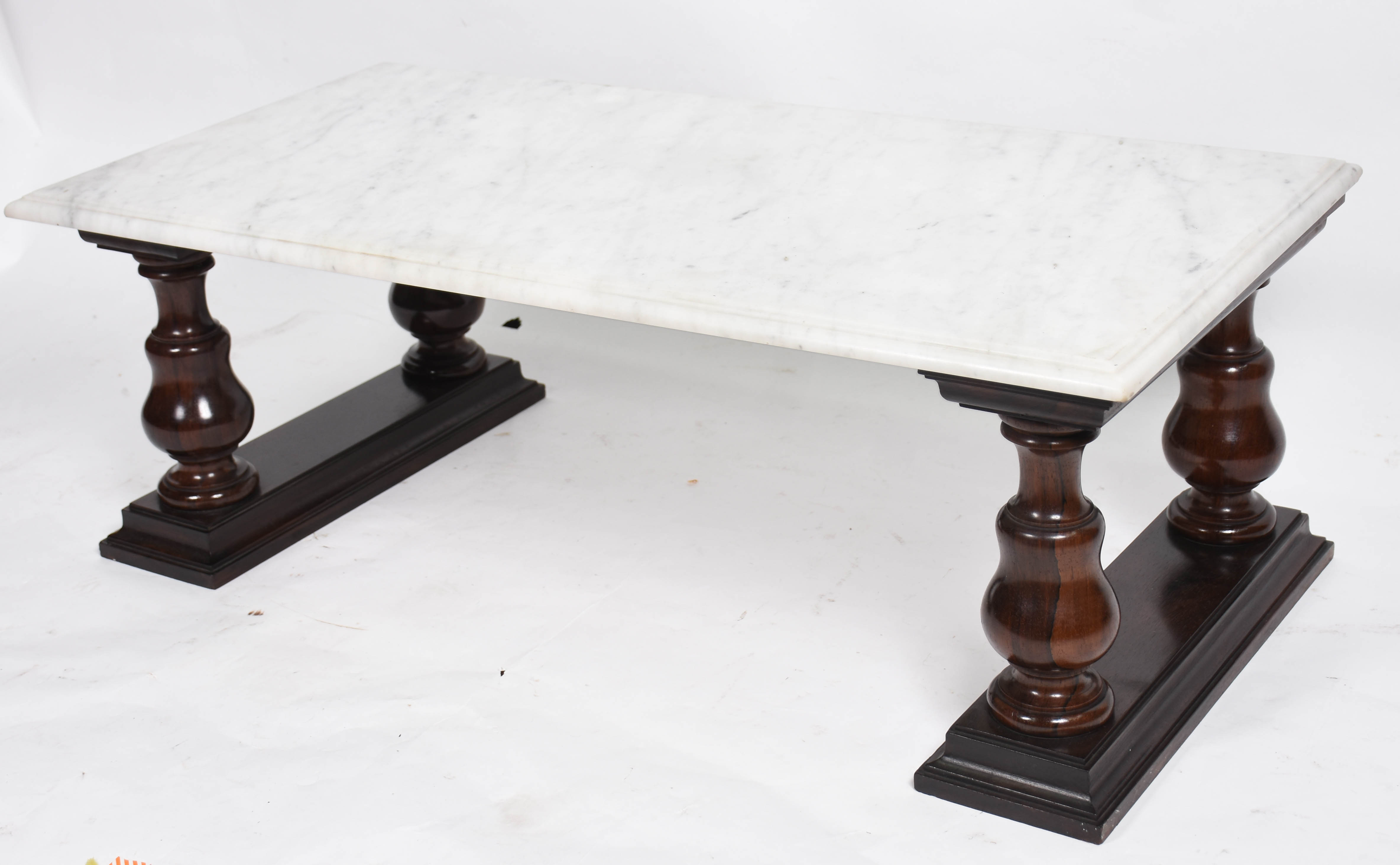 Mesa de centro , base com 4 colunas de madeira torneada e tampo de... - foto 2 de 2