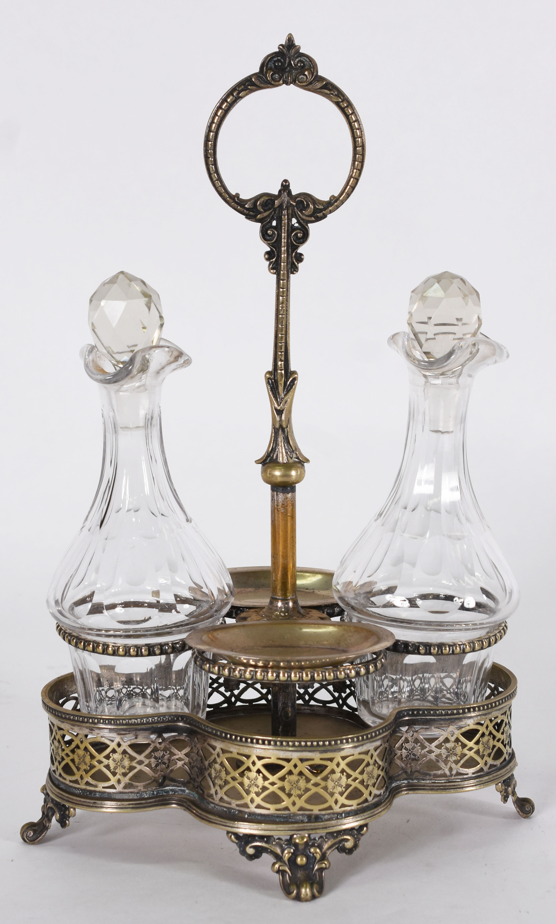 Galheteiro de metal prateado contrastado com 2 galhetas de cristal e... - foto 1 de 7