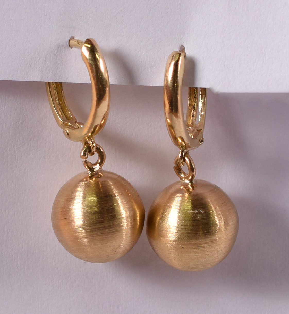 Par de brincos de ouro 18 k amarelo tipo bola . ( Por questão de... - foto 1 de 2