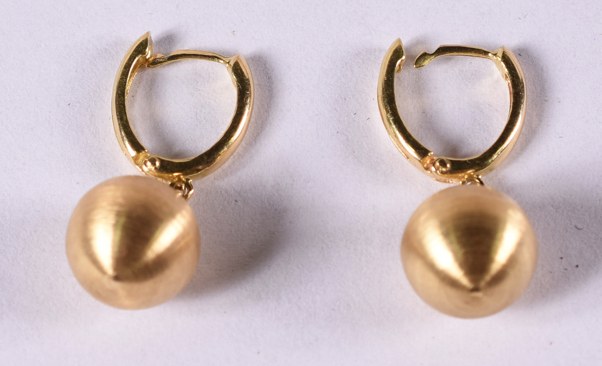 Par de brincos de ouro 18 k amarelo tipo bola . ( Por questão de... - foto 2 de 2