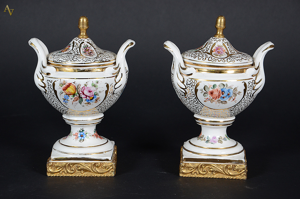 Par de pequenos potiches de porcelana decoração floral em policromia... - foto 1 de 2