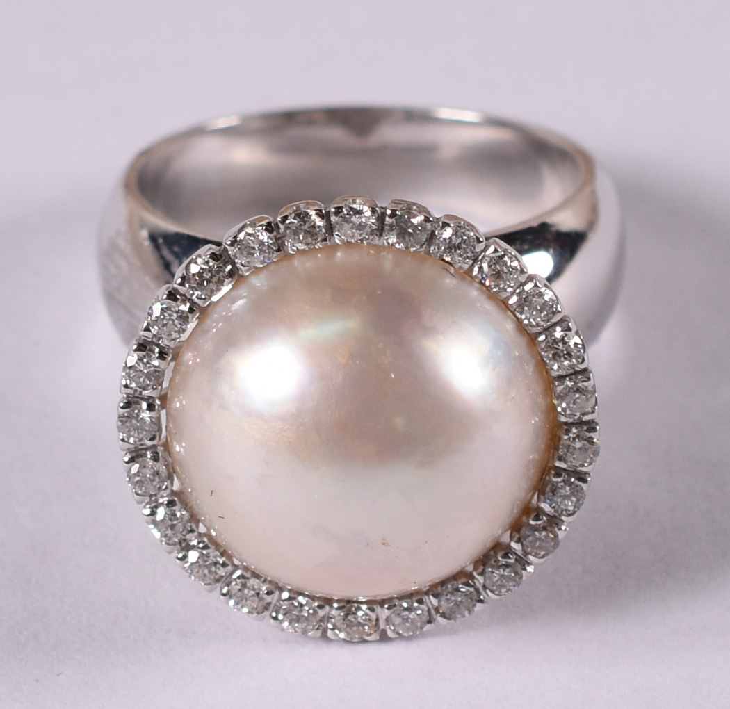 Anel de ouro 18 k branco com 32 brilhantes e madrepérola . Aro 21 (... - foto 1 de 3