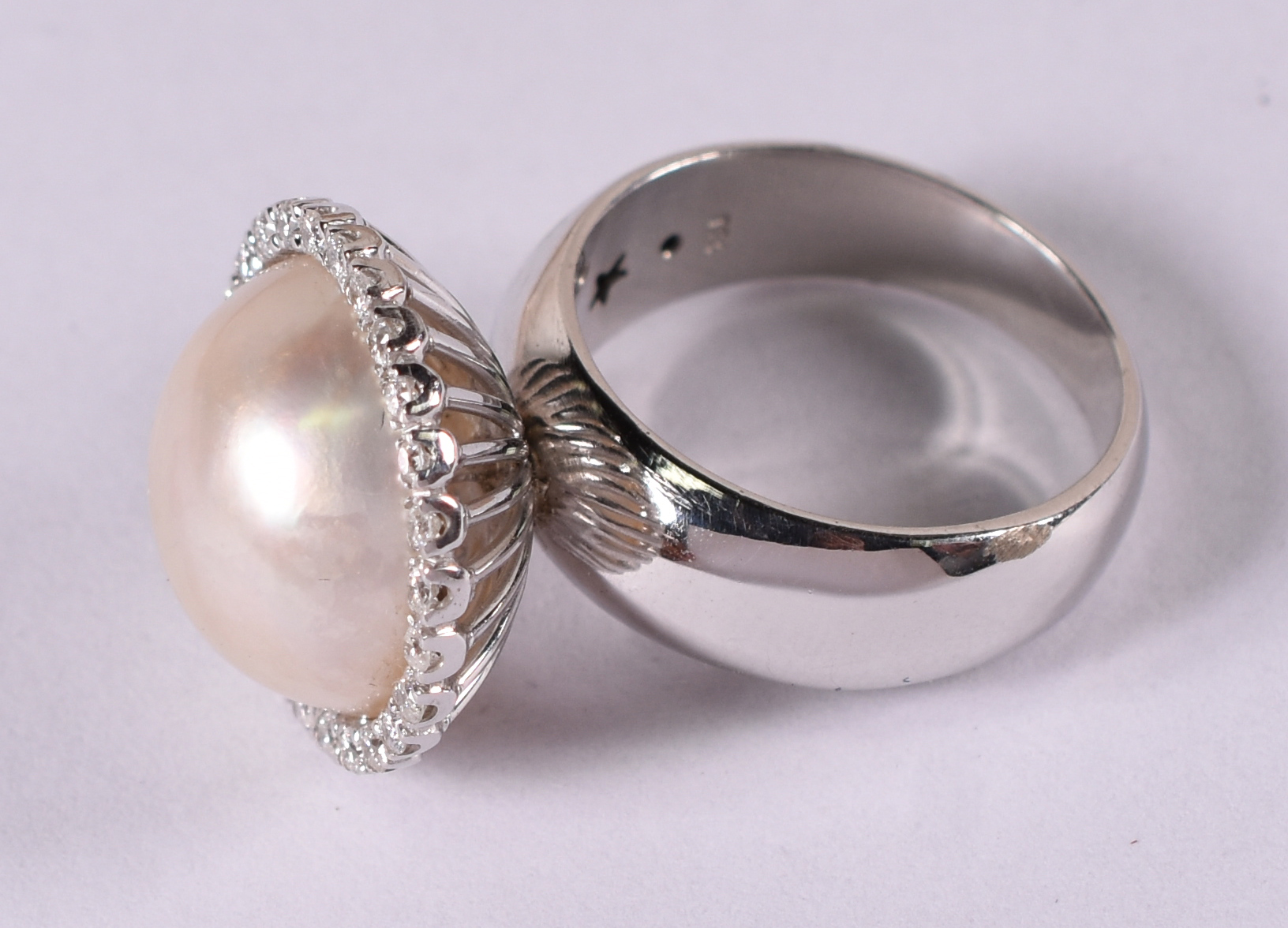 Anel de ouro 18 k branco com 32 brilhantes e madrepérola . Aro 21 (... - foto 2 de 3