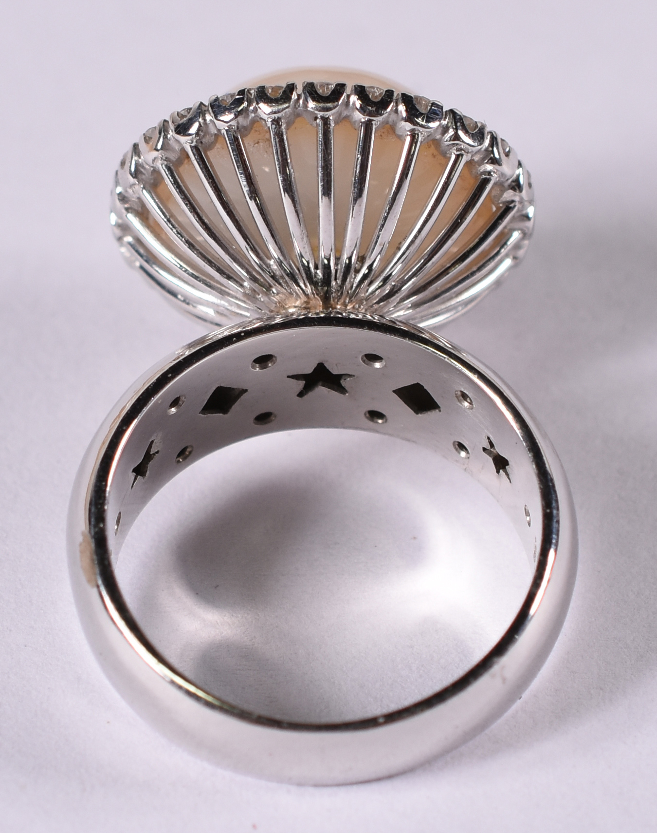 Anel de ouro 18 k branco com 32 brilhantes e madrepérola . Aro 21 (... - foto 3 de 3