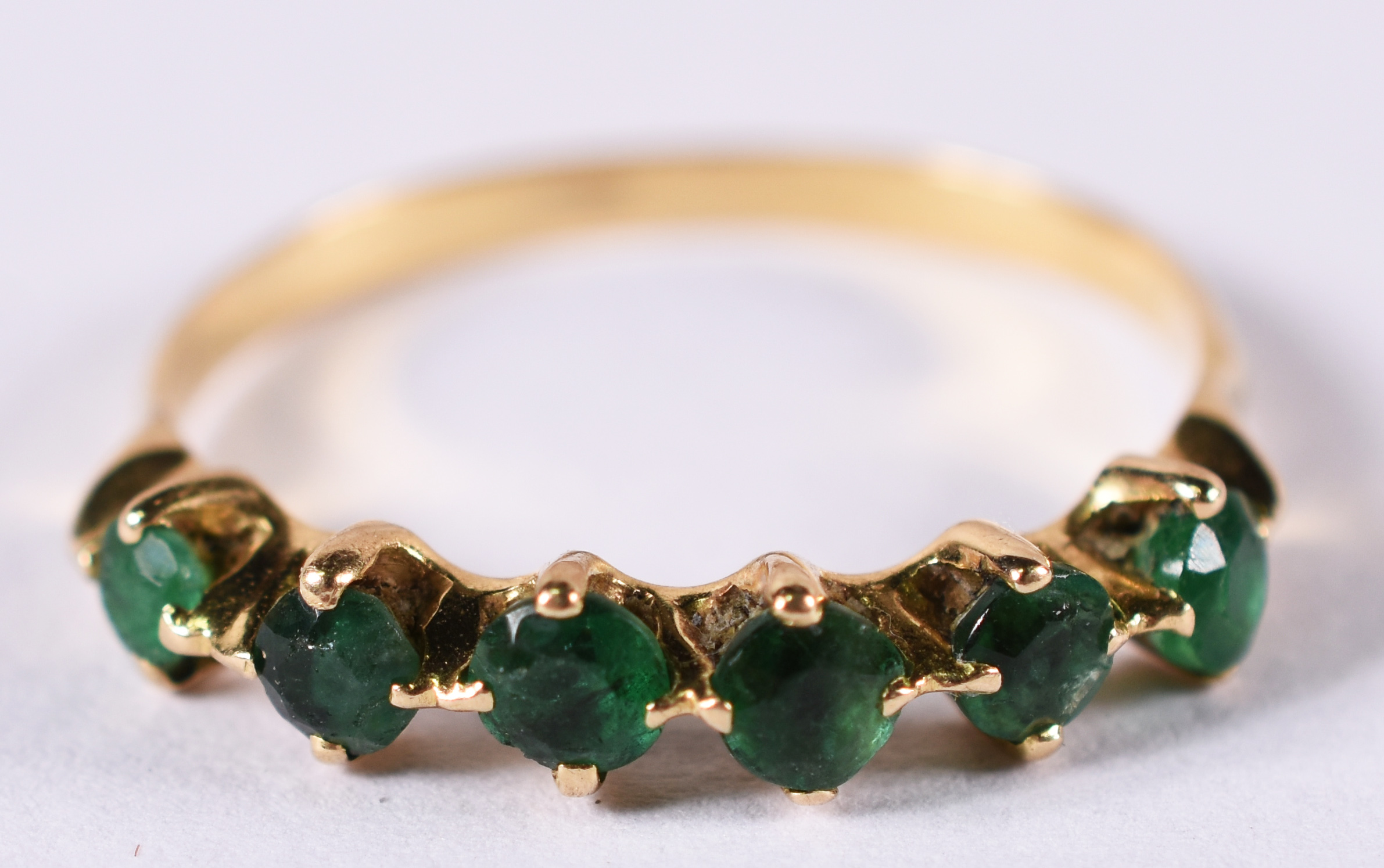 Meia aliança de ouro 18 k amarelo com pedras verdes . Aro 15 ( Por... - foto 1 de 3