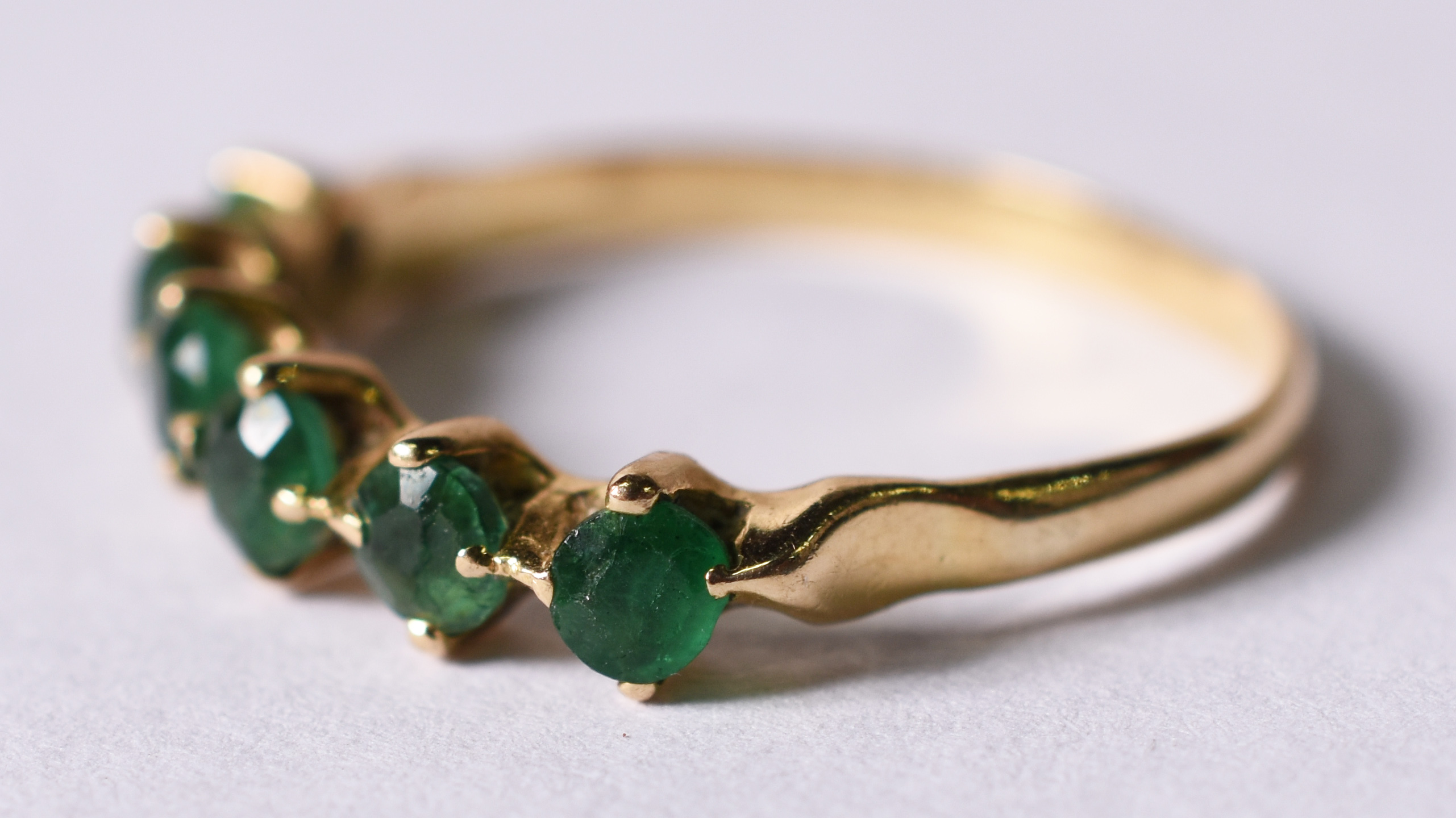 Meia aliança de ouro 18 k amarelo com pedras verdes . Aro 15 ( Por... - foto 2 de 3
