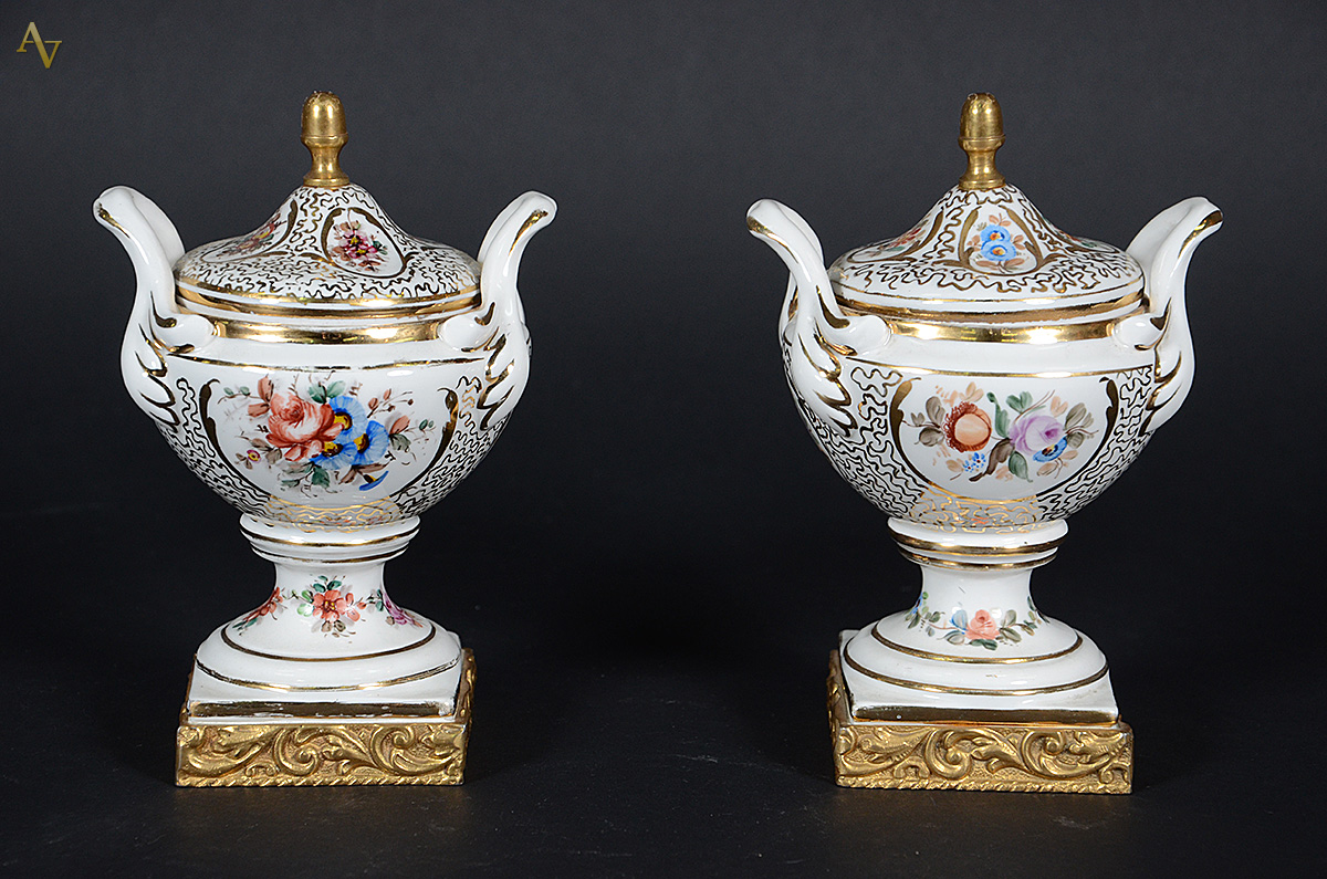 Par de pequenos potiches de porcelana decoração floral em policromia... - foto 2 de 2